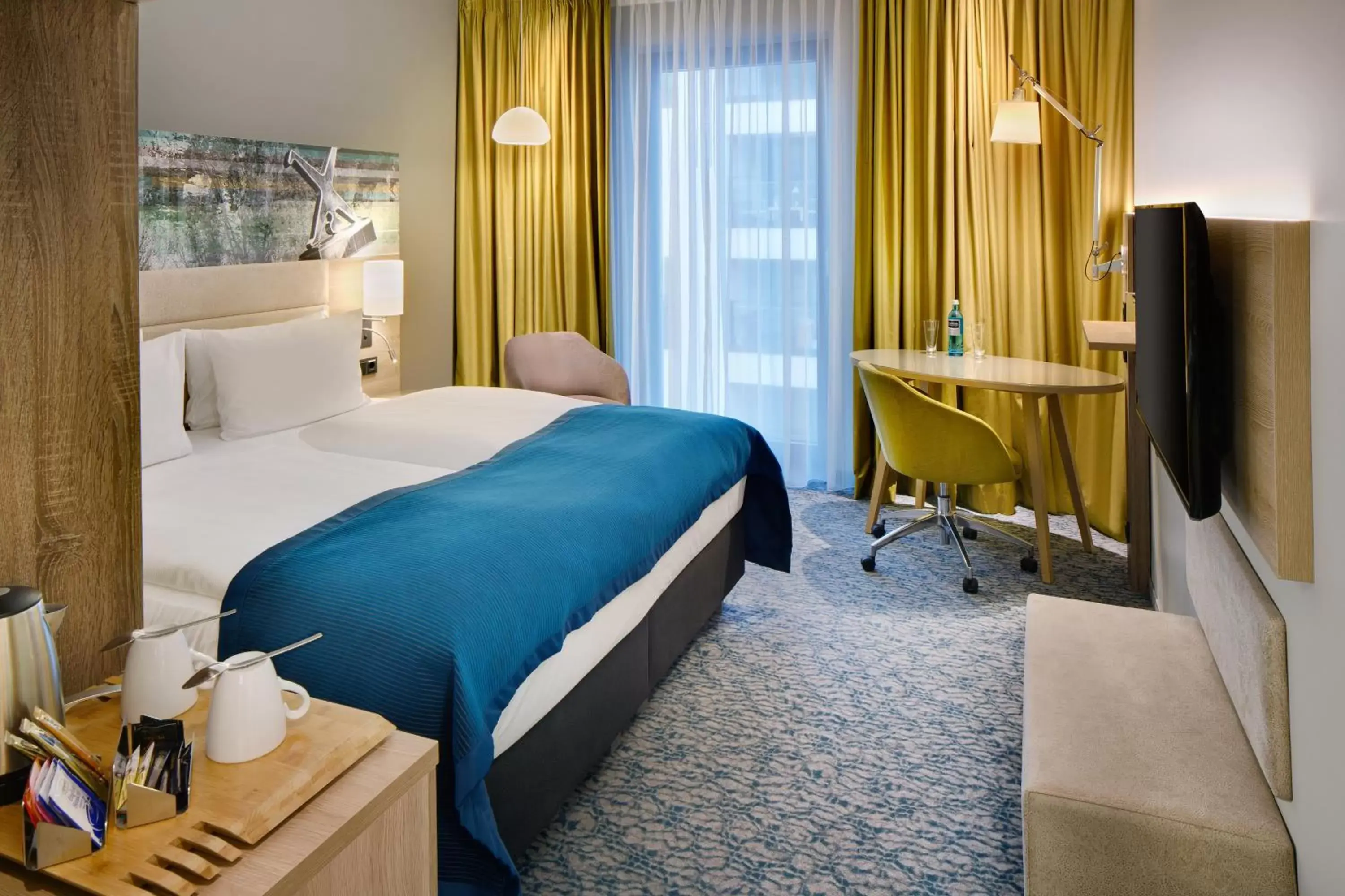 Photo of the whole room, Bed in Holiday Inn Düsseldorf City – Toulouser Allee, an IHG Hotel