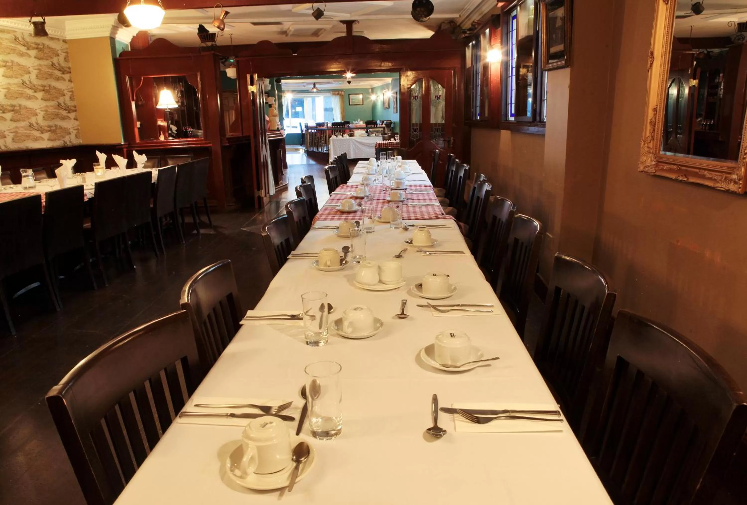 Restaurant/places to eat in Jacob's Well Hotel