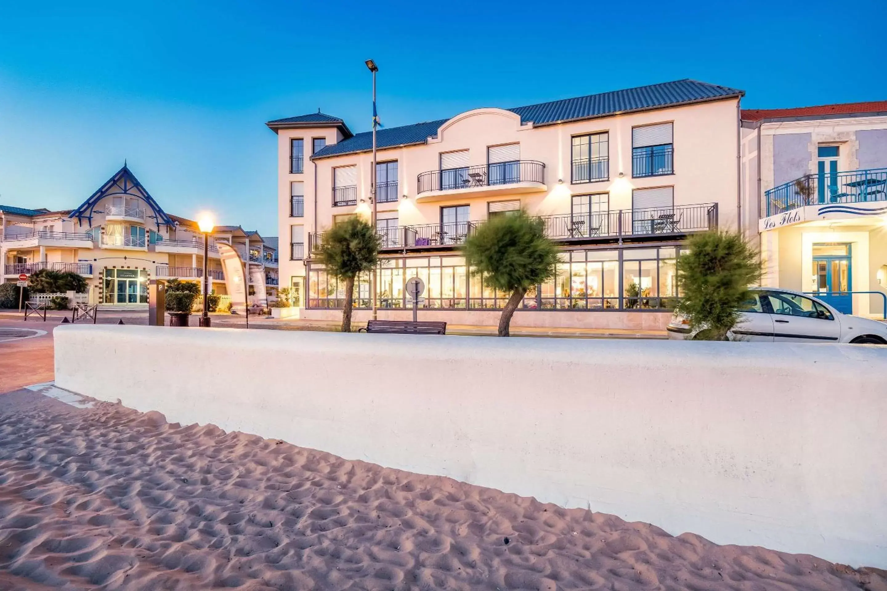 Property Building in Les Flots - Hôtel et Restaurant face à l'océan - Châtelaillon-Plage