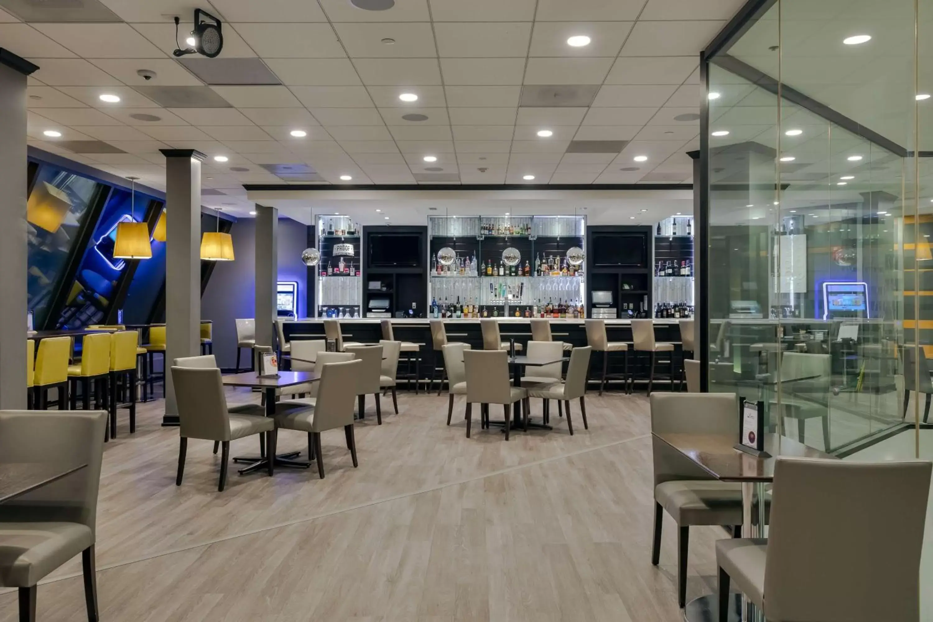 Lounge or bar, Restaurant/Places to Eat in Radisson Blu Fargo