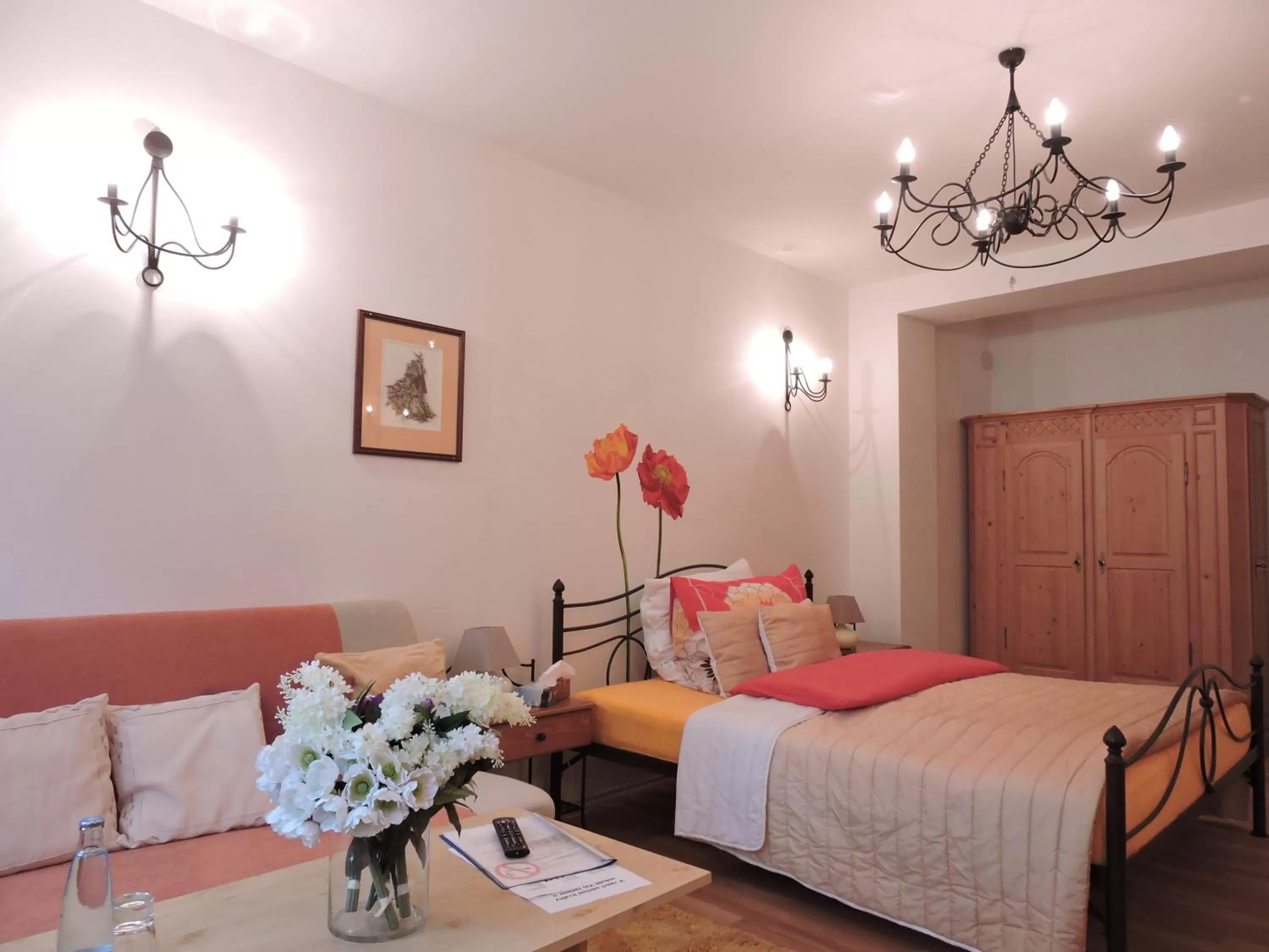 Photo of the whole room, Bed in Hotel Atrium