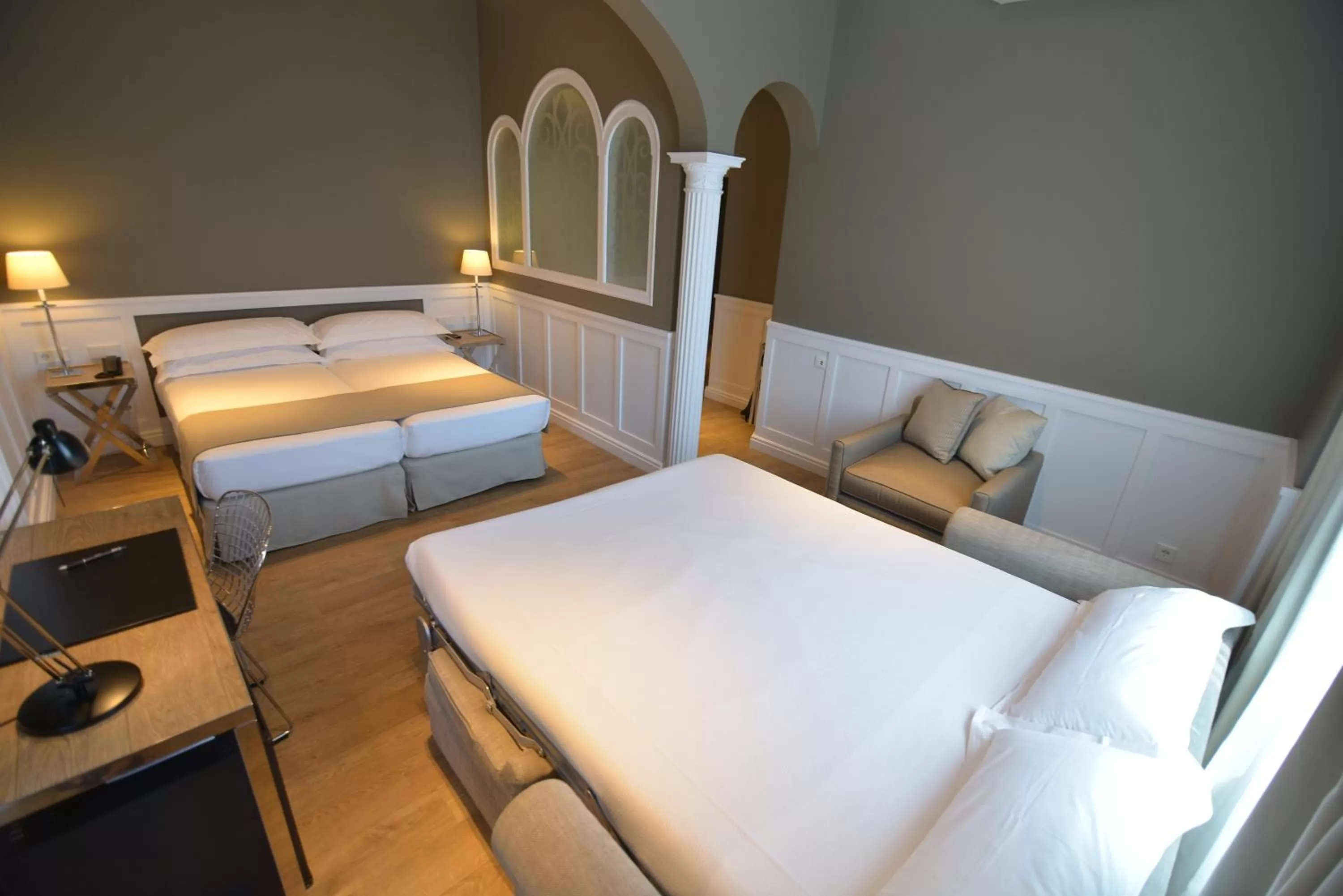 Photo of the whole room, Bed in Hotel Granvia