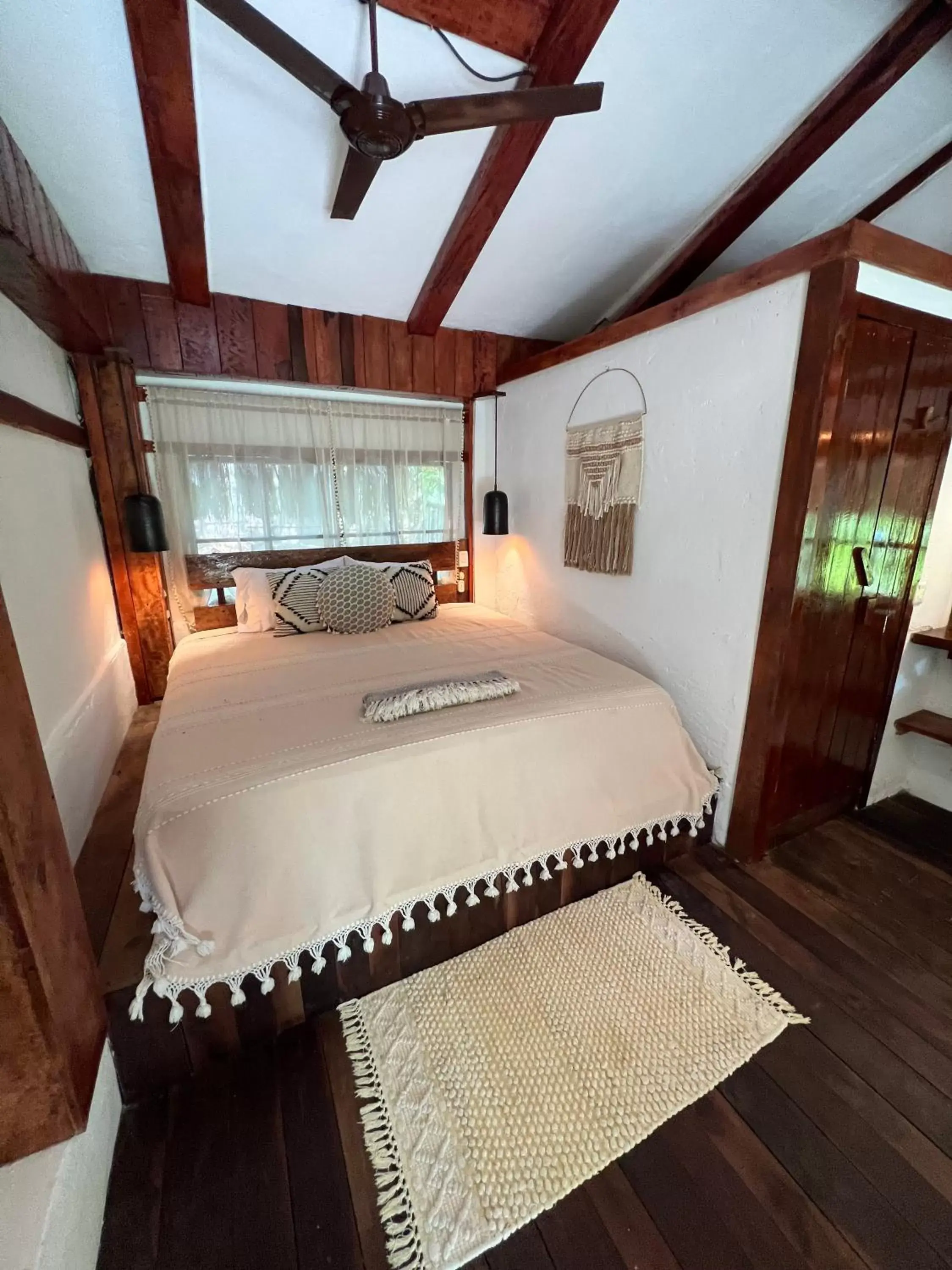 Bedroom, Bed in Villa Santuario Lake front Oasis