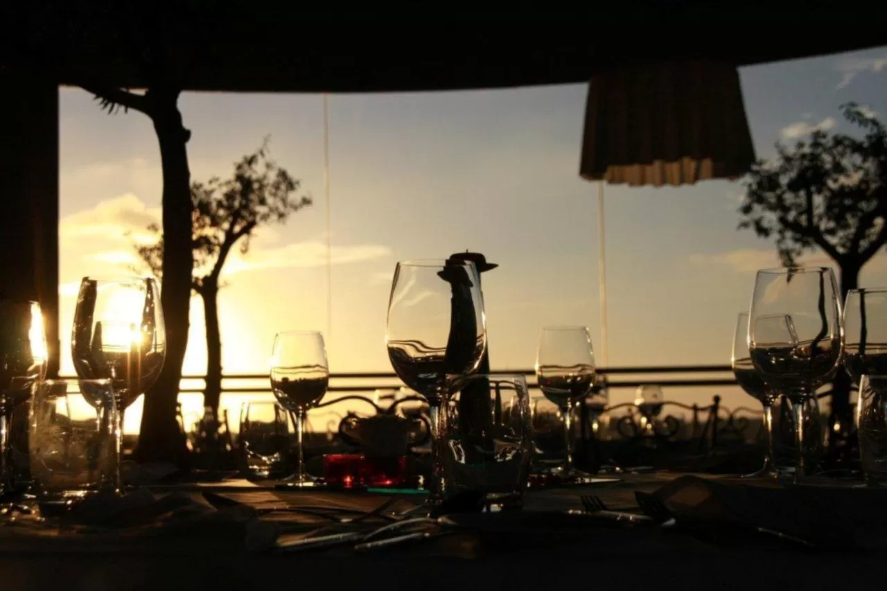 Restaurant/places to eat in Hotel Dighton