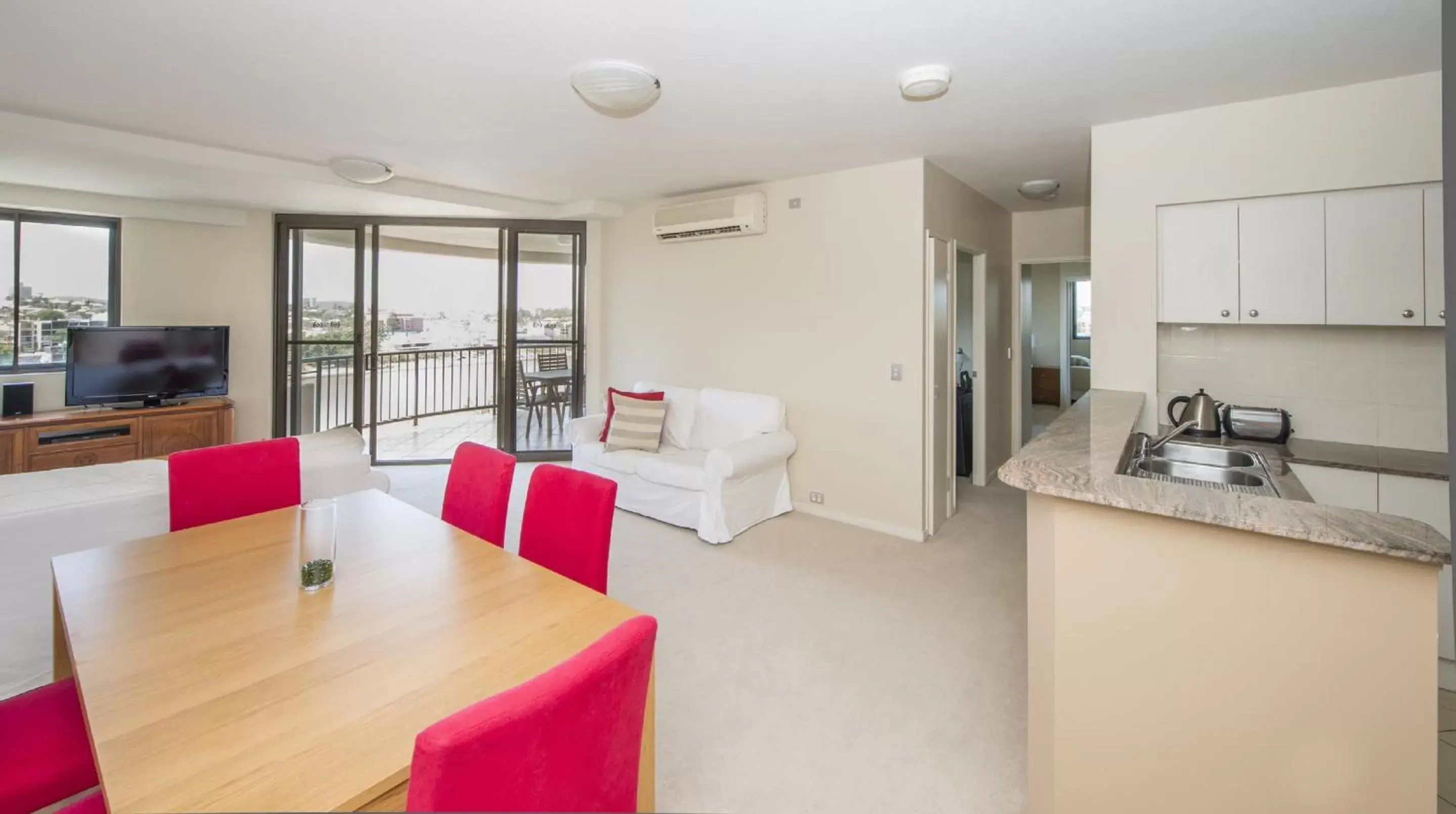 Living room, Kitchen/Kitchenette in The Oasis Apartments