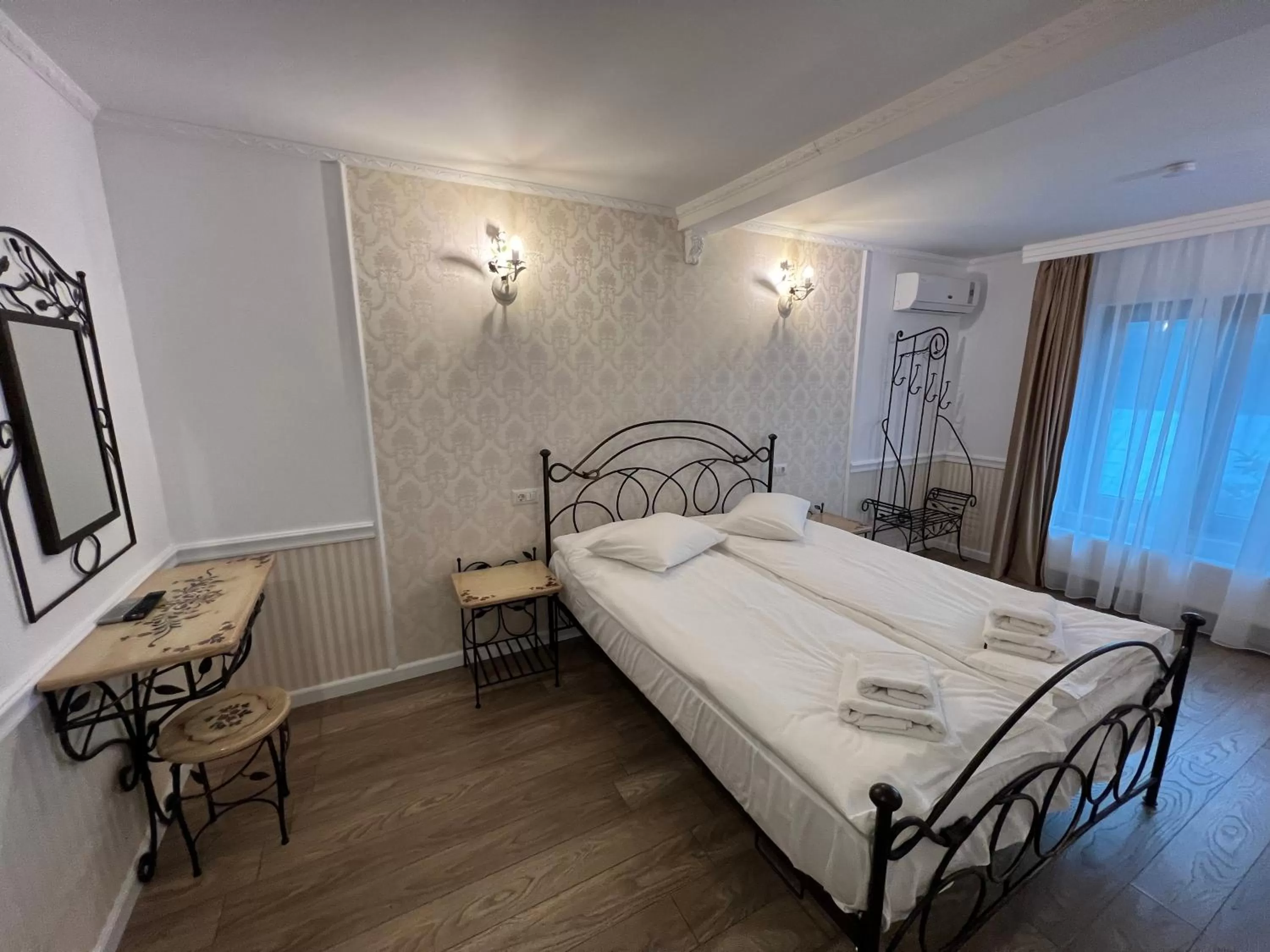 Bed in Hotel Boutique Cathedral Plaza Residences room for rent downtown