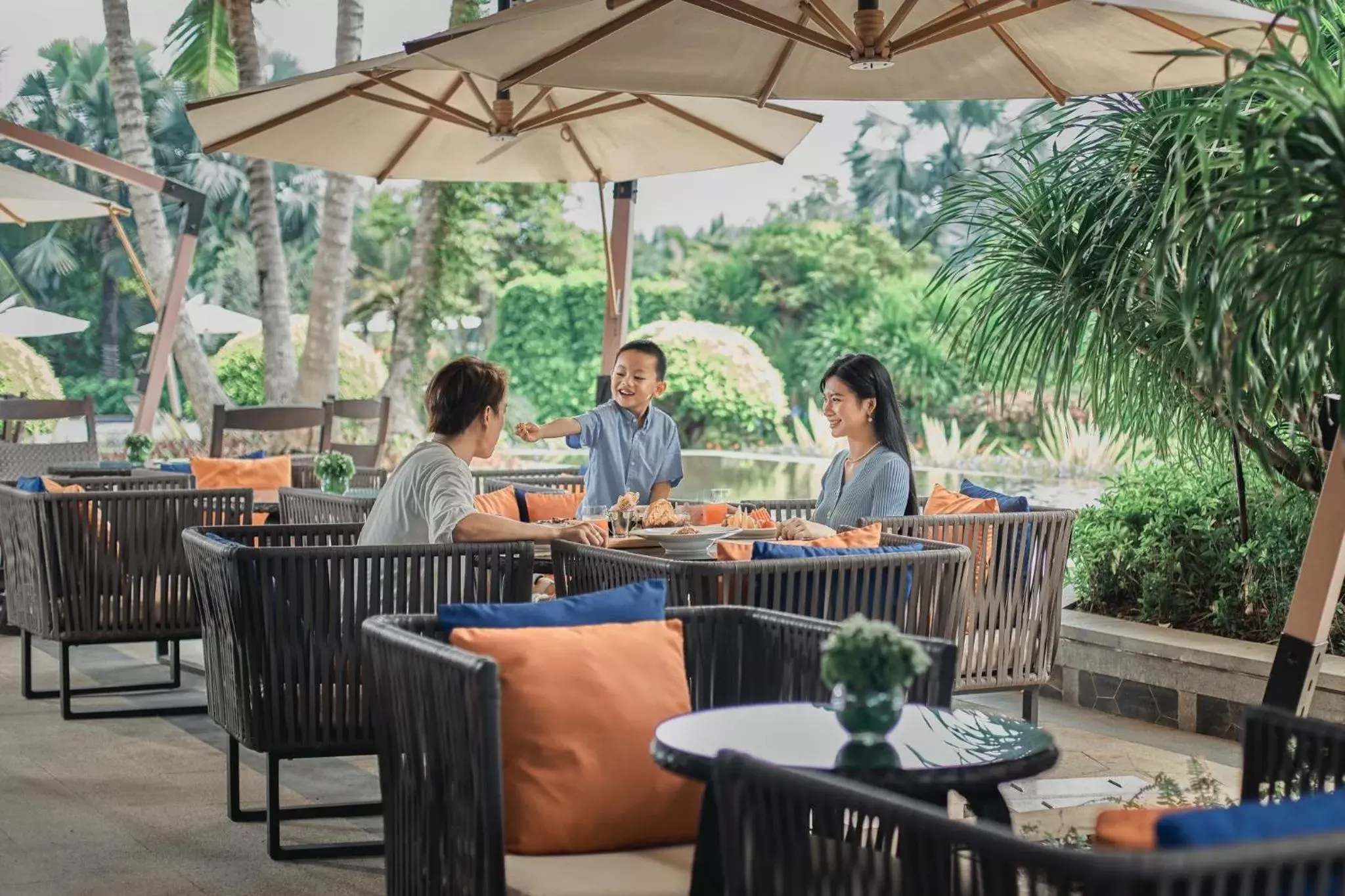 Lounge or bar, Restaurant/Places to Eat in Crowne Plaza Sanya Haitang Bay Resort, an IHG Hotel