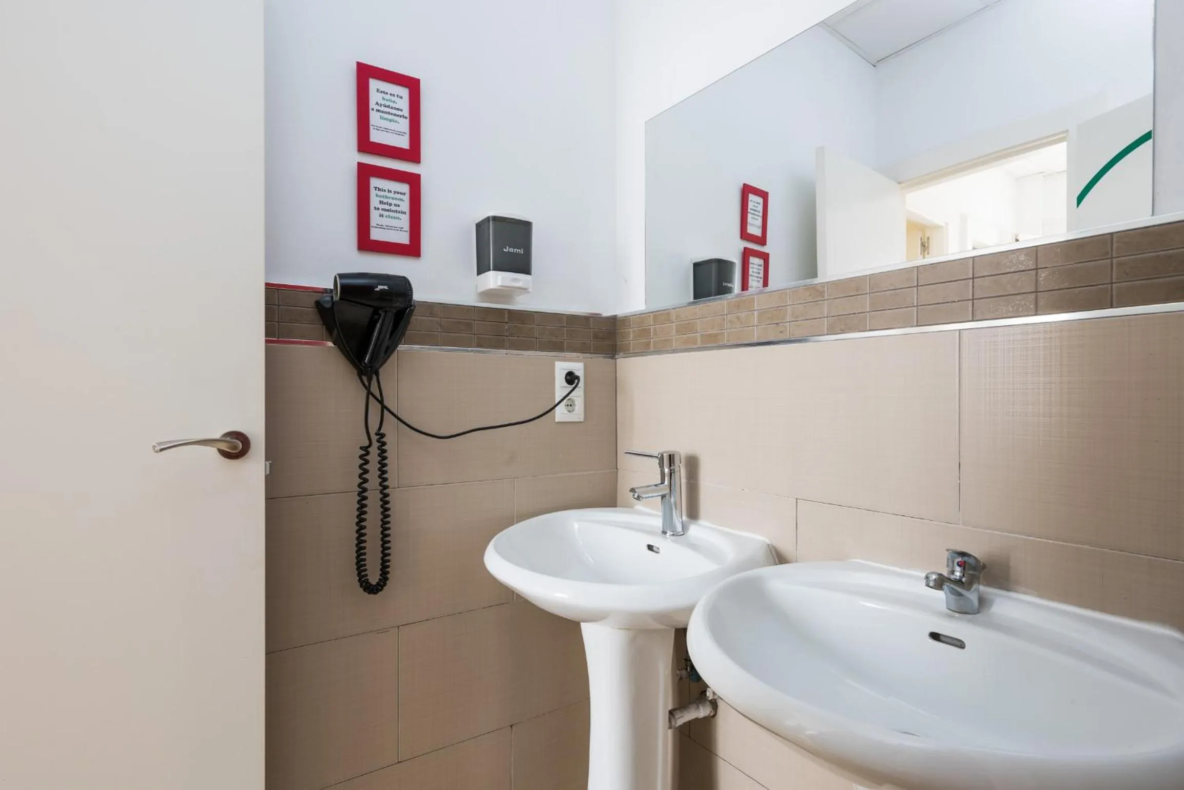 Bathroom in Feel Hostels City Center