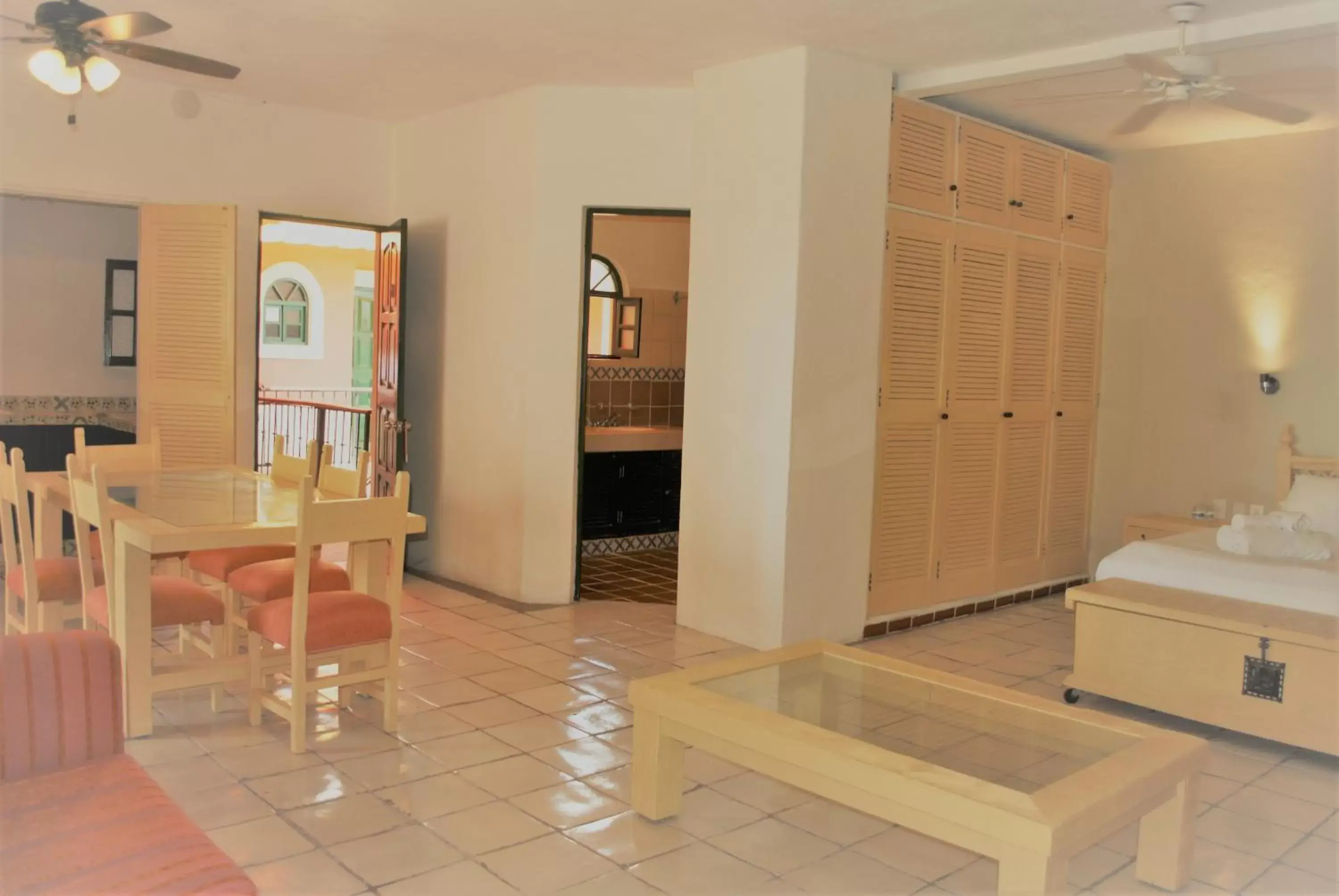 Photo of the whole room, Dining Area in Hotel Belmar