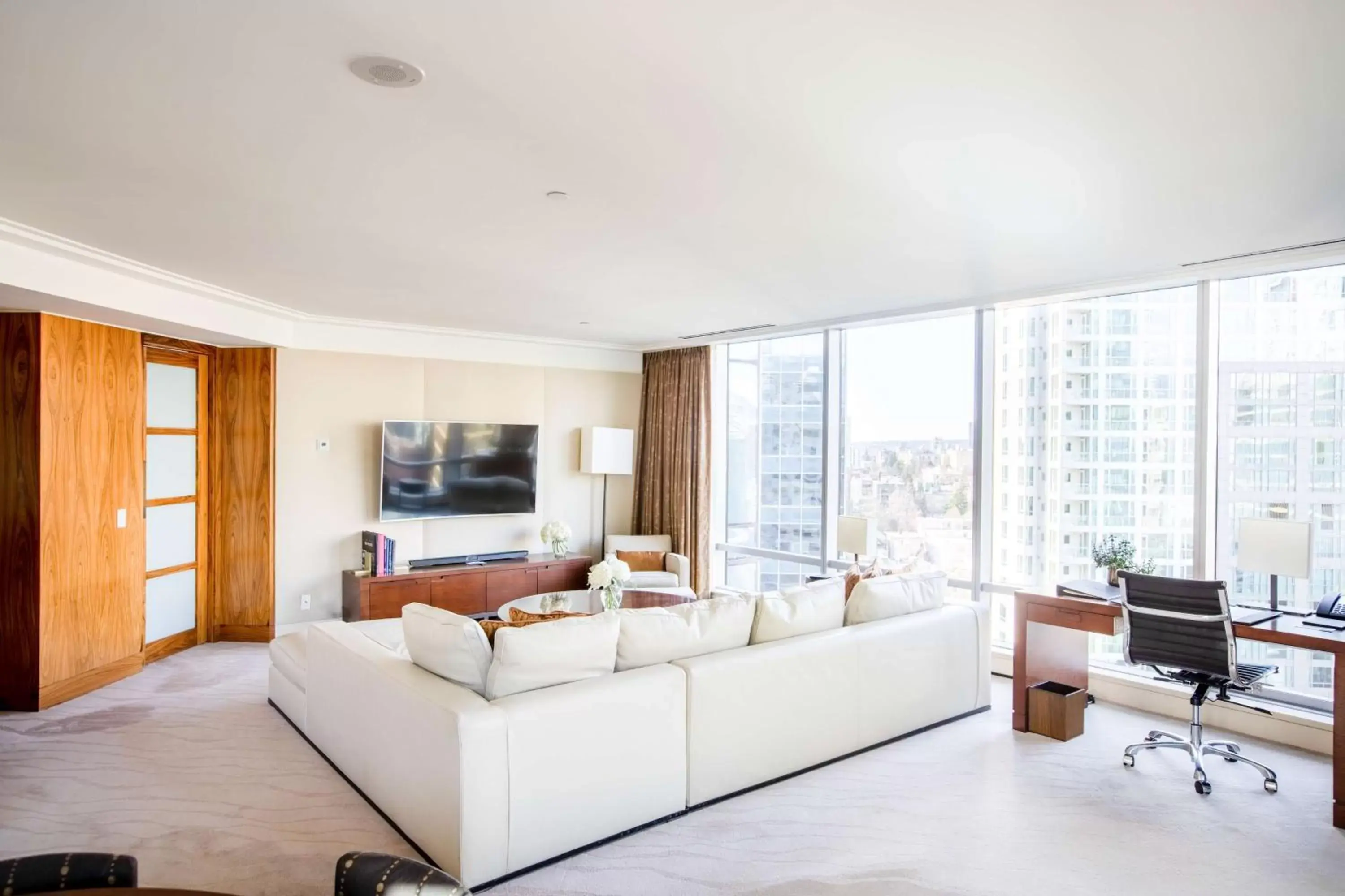 TV and multimedia, Seating Area in Shangri-La Vancouver