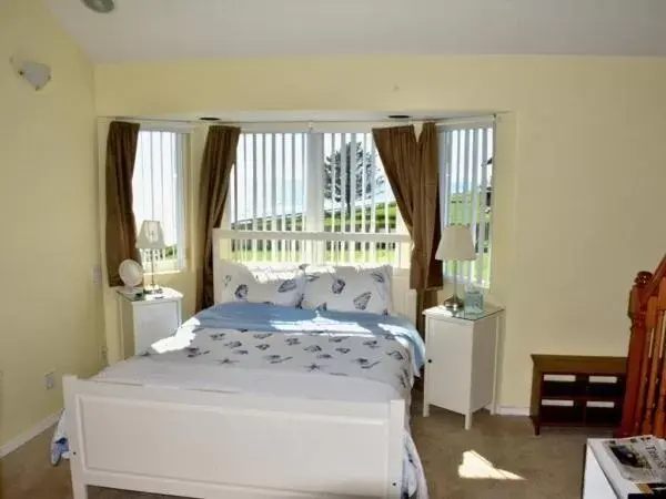 Bluffview Lodge - 1 queen & 1 twin bed in loft (upstairs) - Room #31 in Driftwood Inn Bluffview Lodge - 1 queen & 1 twin bed in loft (upstairs) - Room #31 in Driftwood Inn