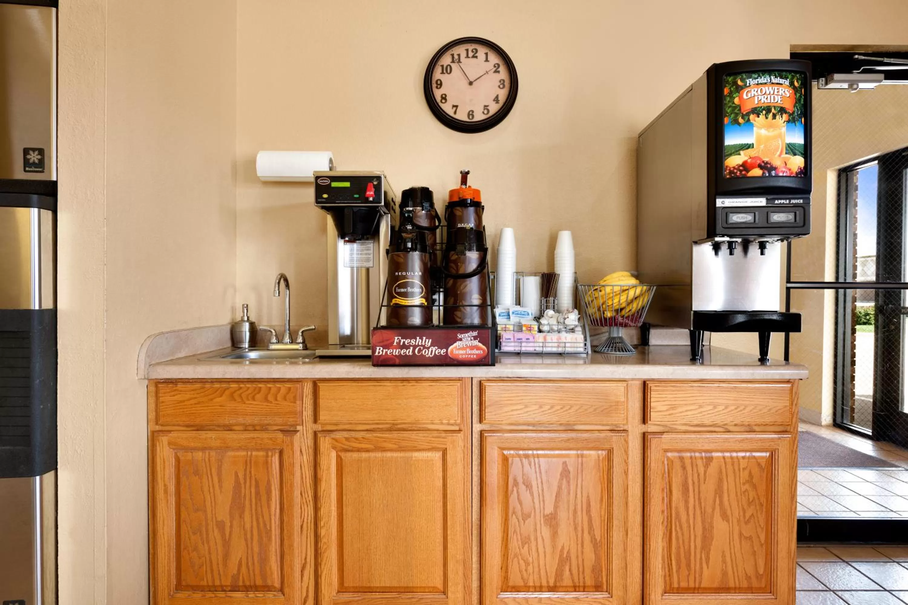 Continental breakfast in Super 8 by Wyndham Effingham