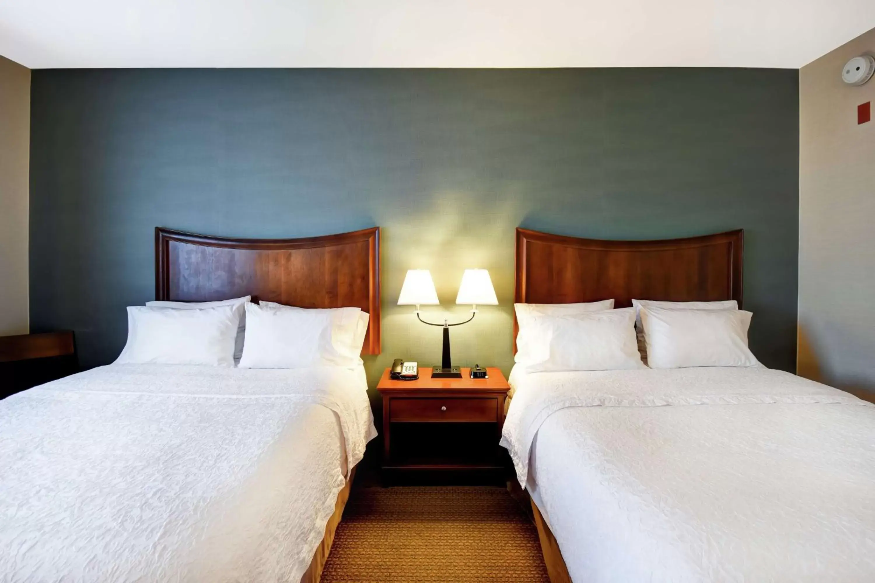 Bed in Hampton Inn & Suites Folsom