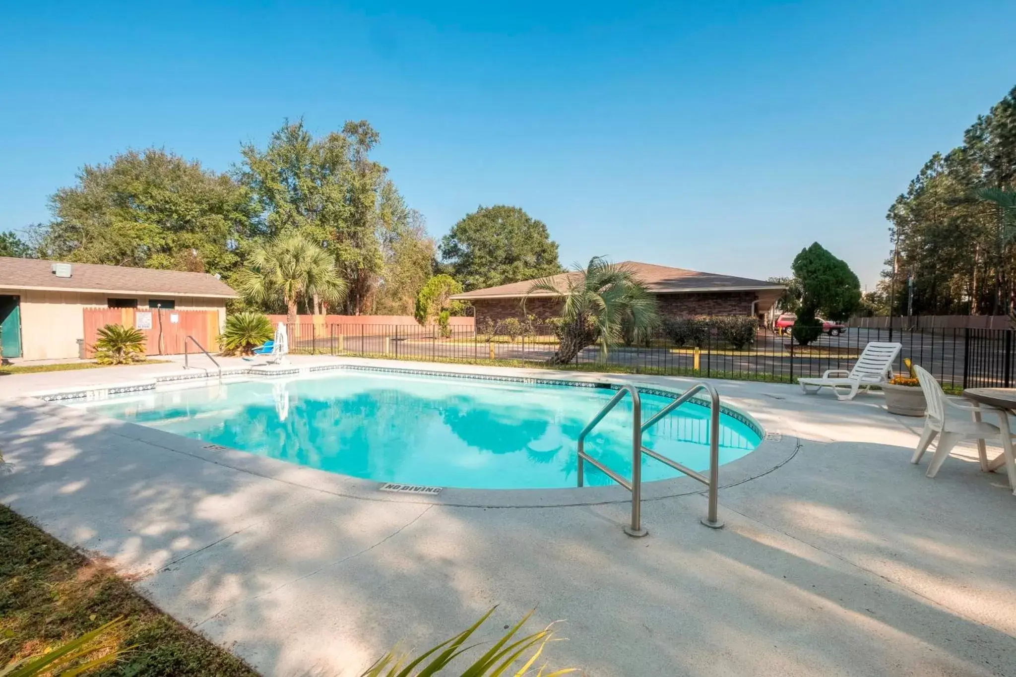 Swimming Pool in Red Roof Inn Baldwin