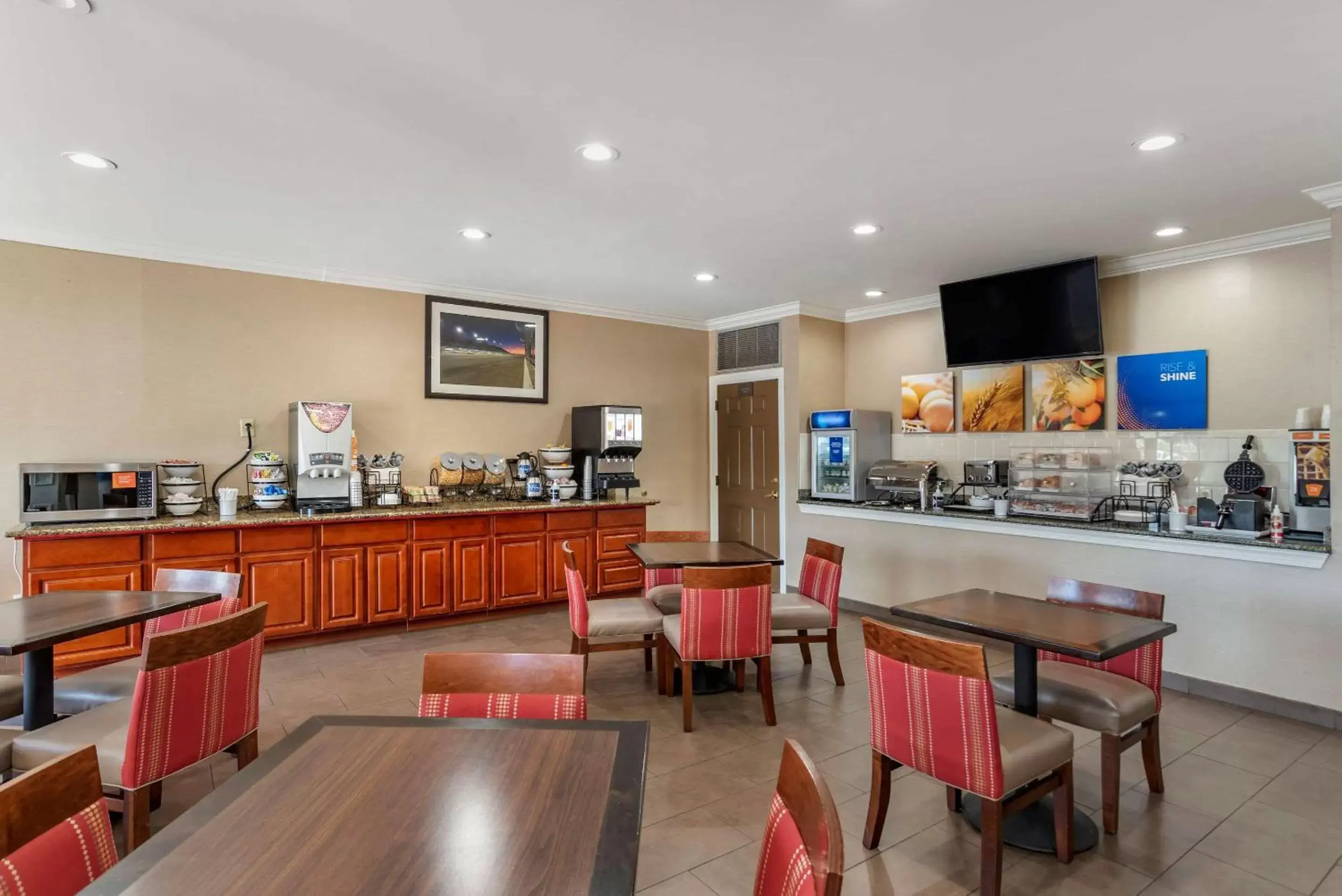 Restaurant/Places to Eat in Comfort Inn Airport
