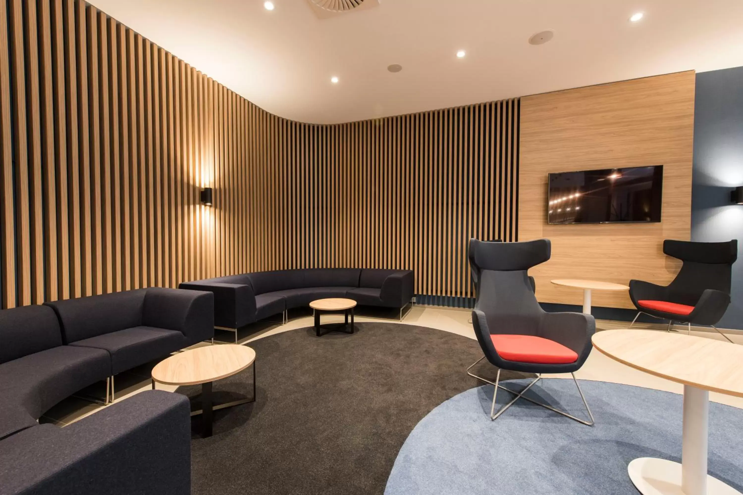 Lobby or reception, Seating Area in Holiday Inn Express Warsaw - Mokotow, an IHG Hotel