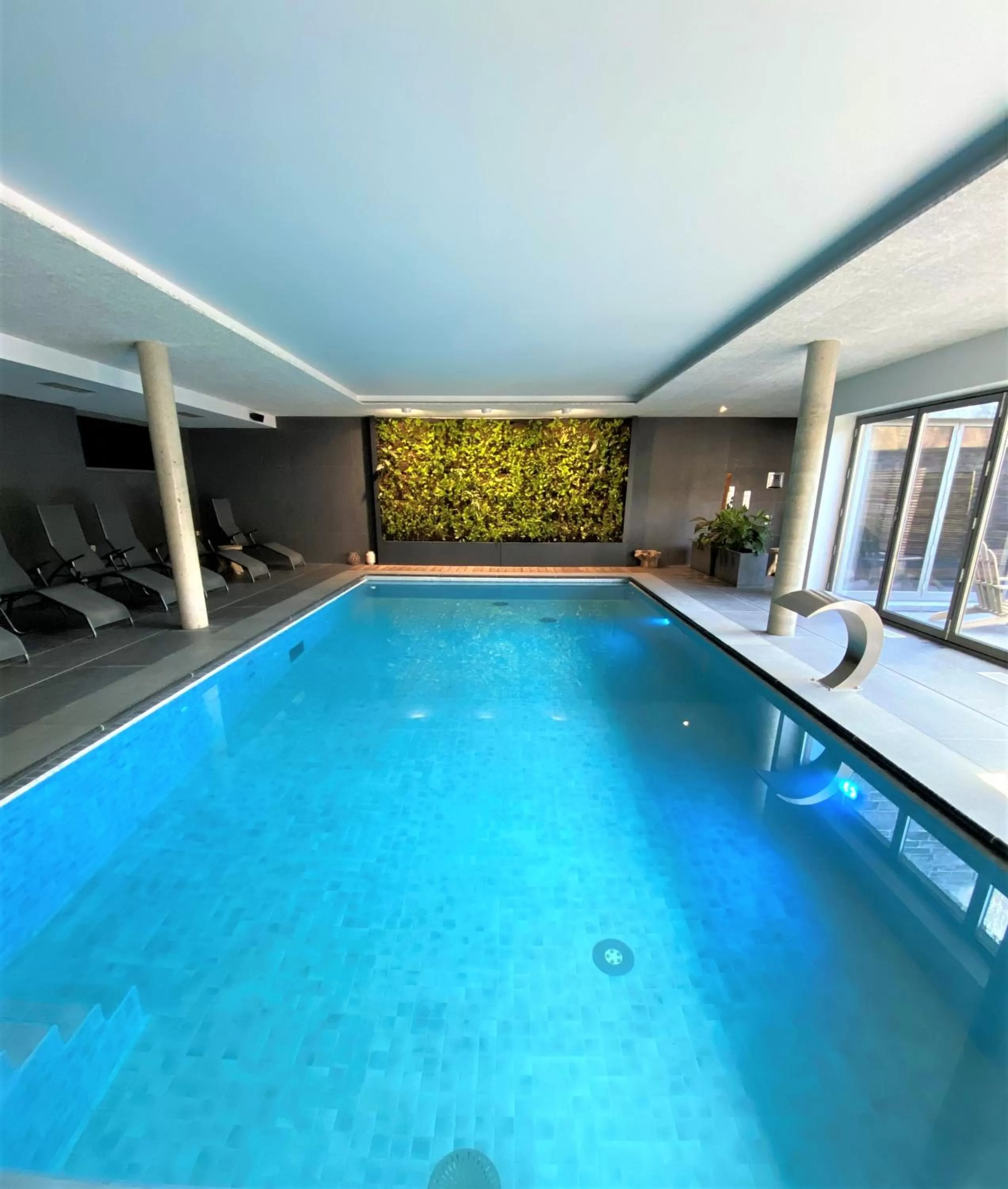 Swimming Pool in Hôtel WELLNESS EAU DE ROCHE Durbuy
