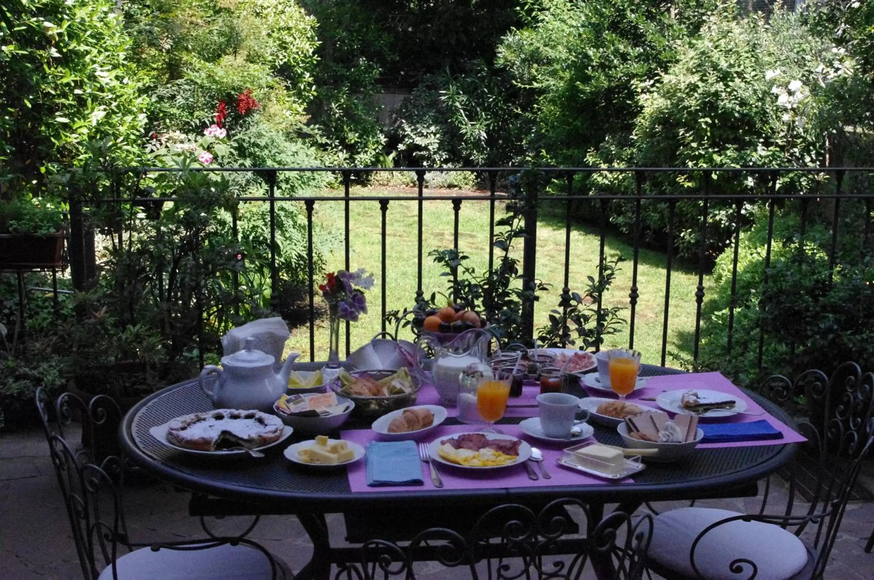 Garden in Teodora B&B