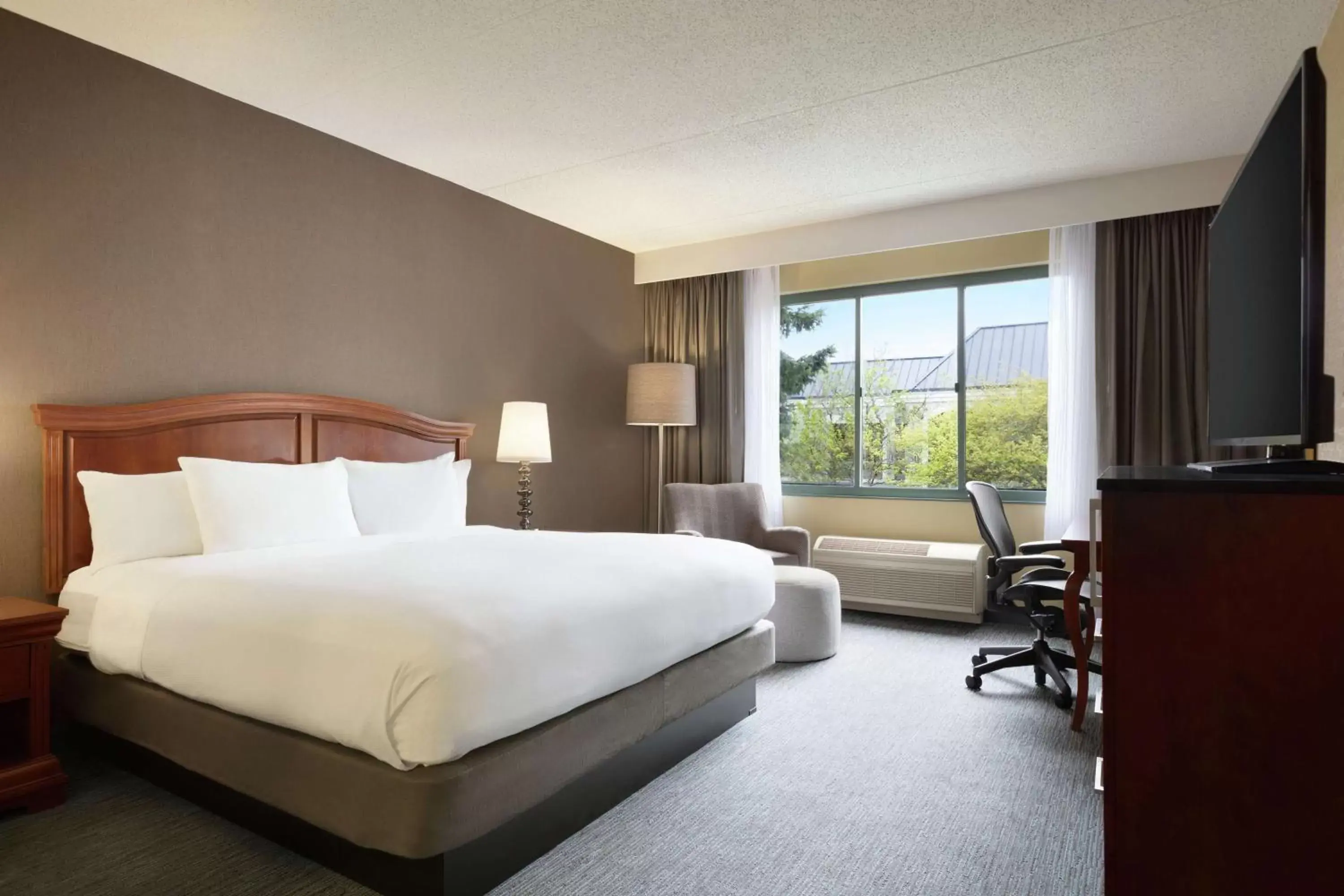 Bedroom, Bed in DoubleTree by Hilton Hotel Detroit - Novi