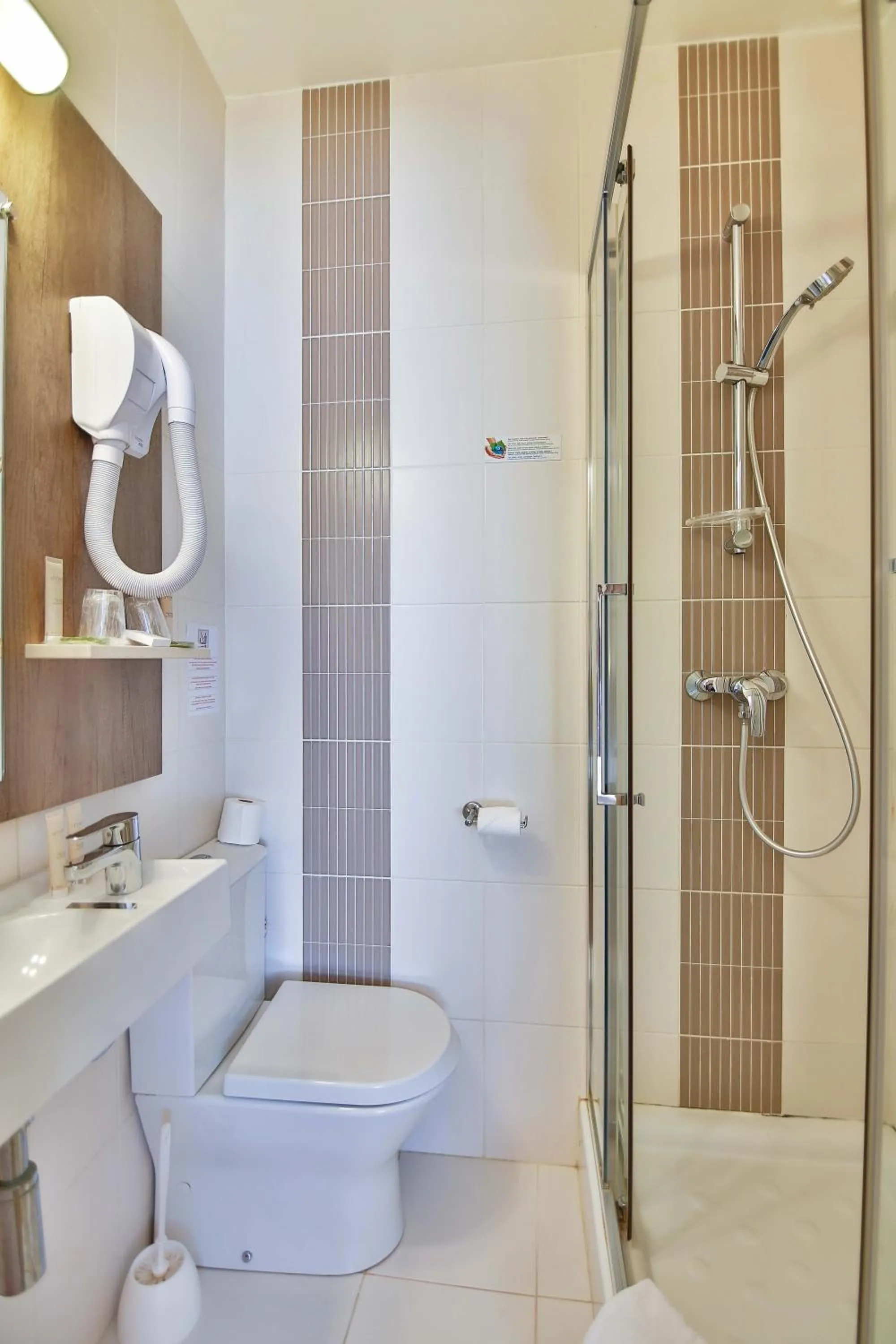 Shower in Hôtel Le Seize, Nice Centre