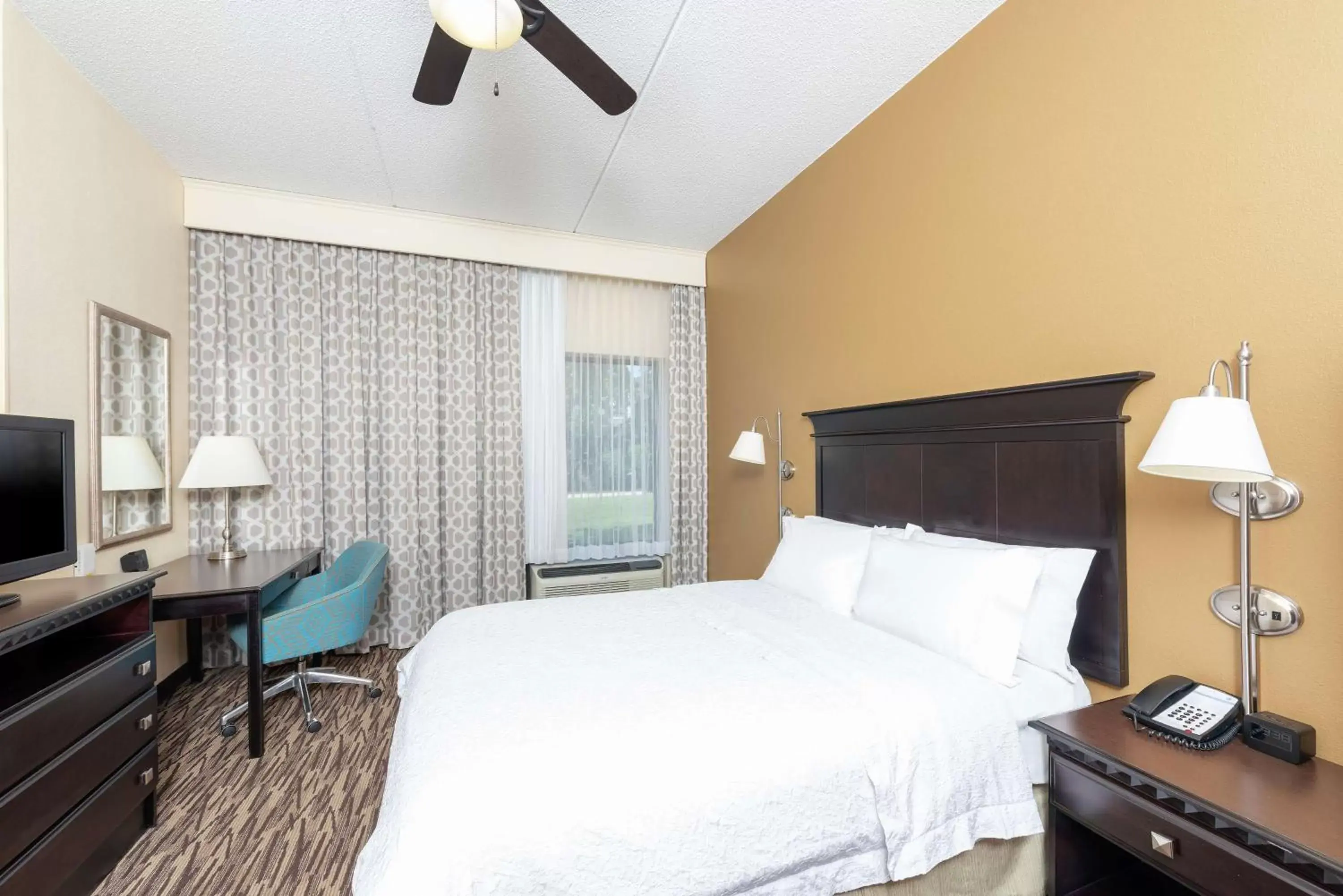 Bedroom, Bed in Hampton Inn & Suites Cleveland-Airport/Middleburg Heights