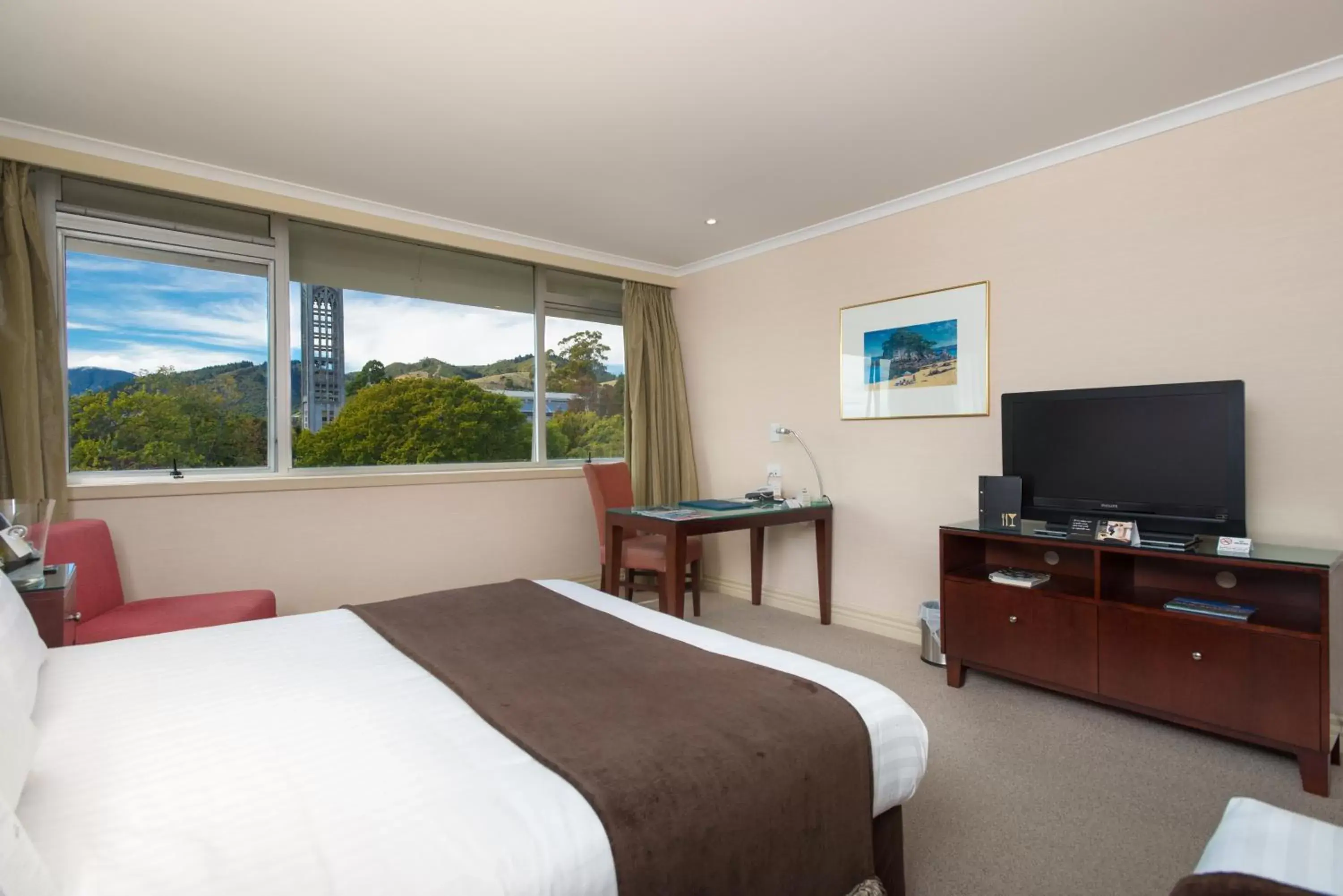 Bed, TV/Entertainment Center in Rutherford Hotel Nelson - A Heritage Hotel