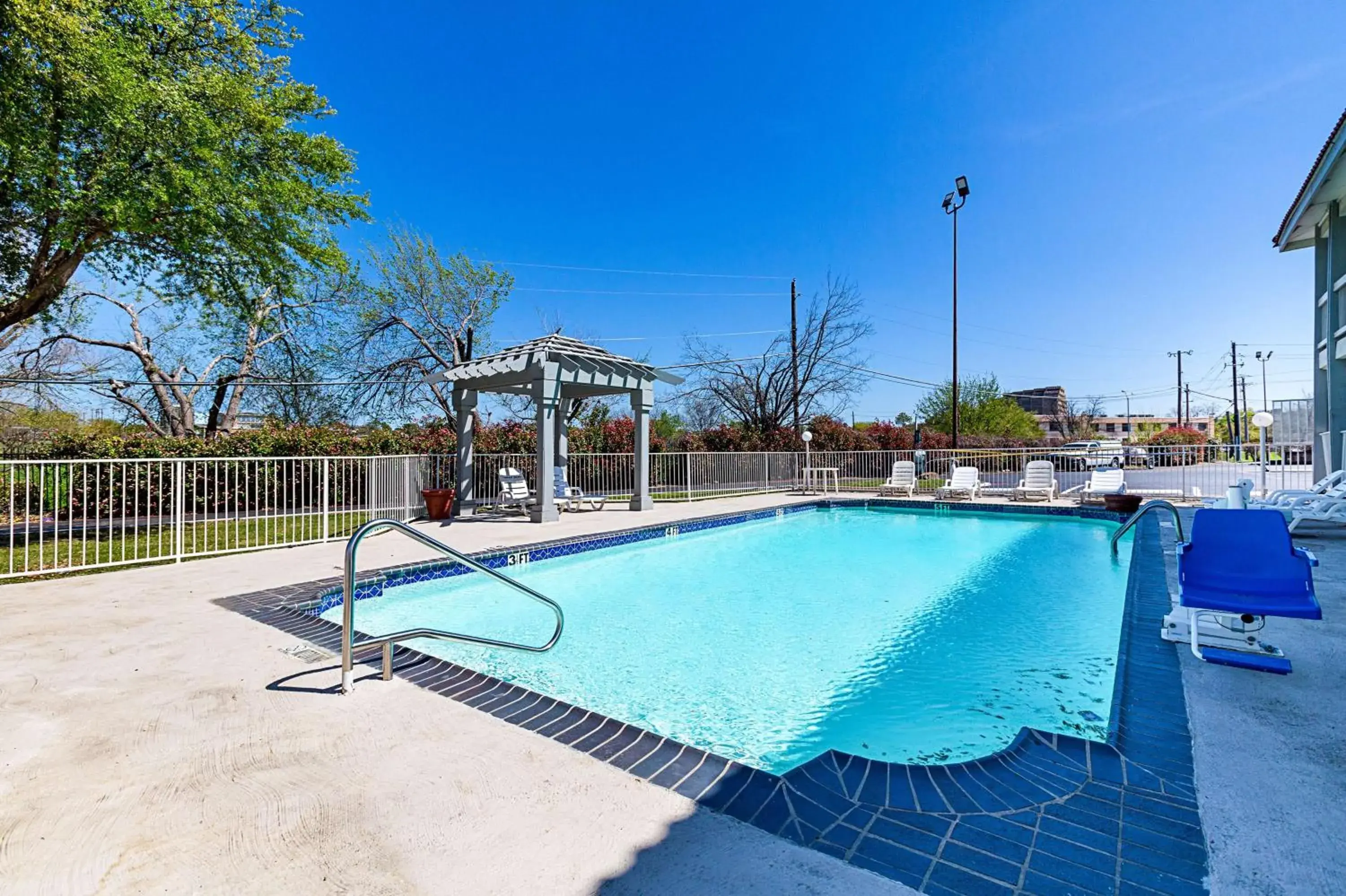 Day, Swimming Pool in Motel 6-Dallas, TX - Market Center