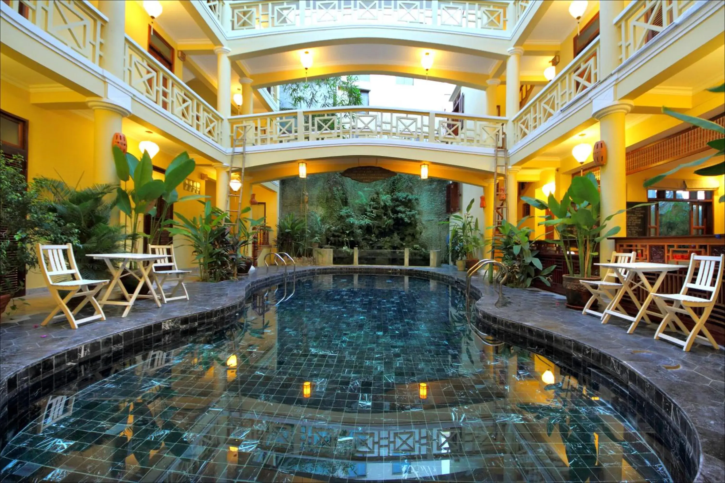 Swimming pool in Thanh Van 1 Hotel