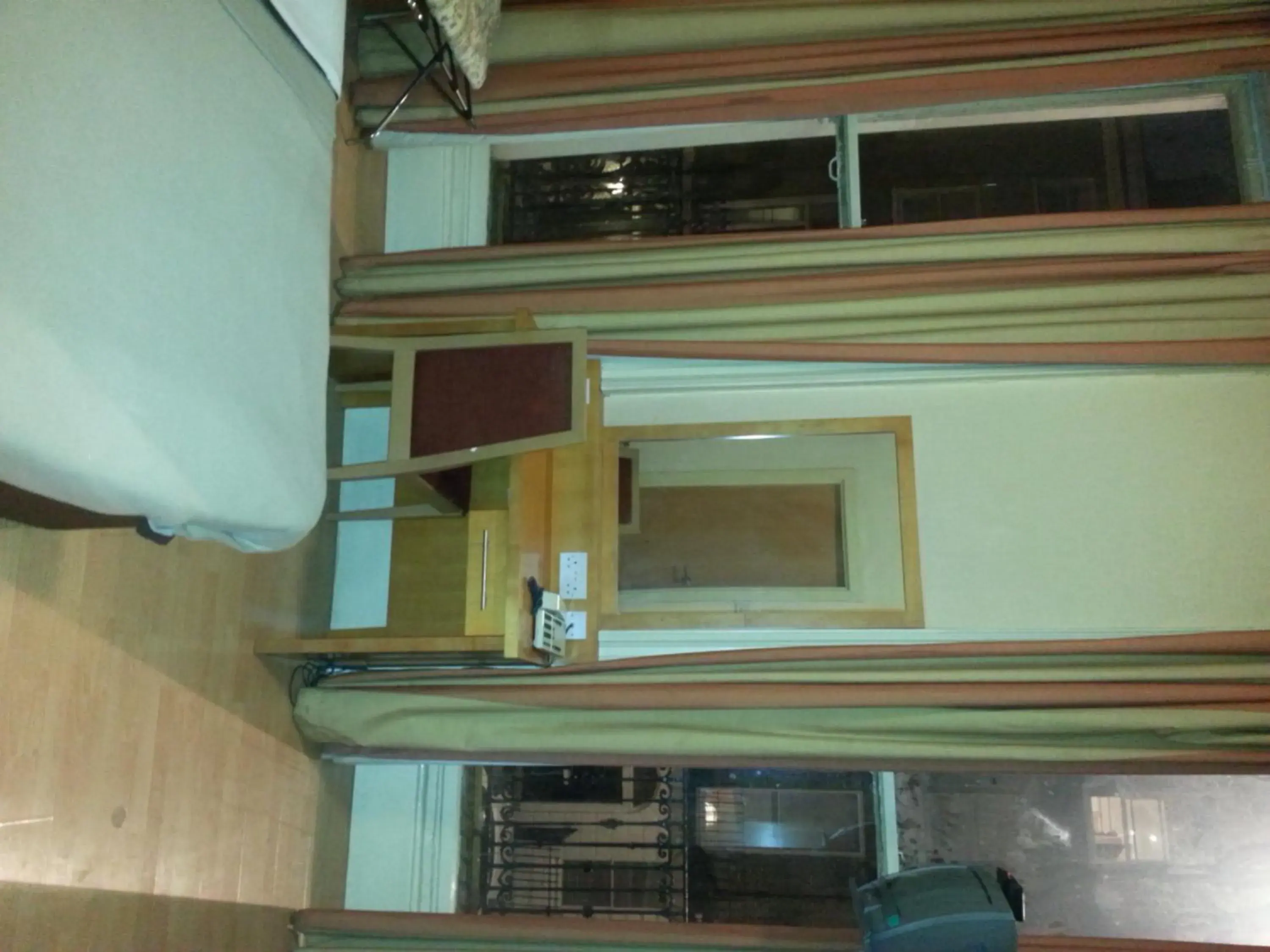 Twin Room with Shared Bathroom in Berkeley Court Hotel Twin Room with Shared Bathroom in Berkeley Court Hotel