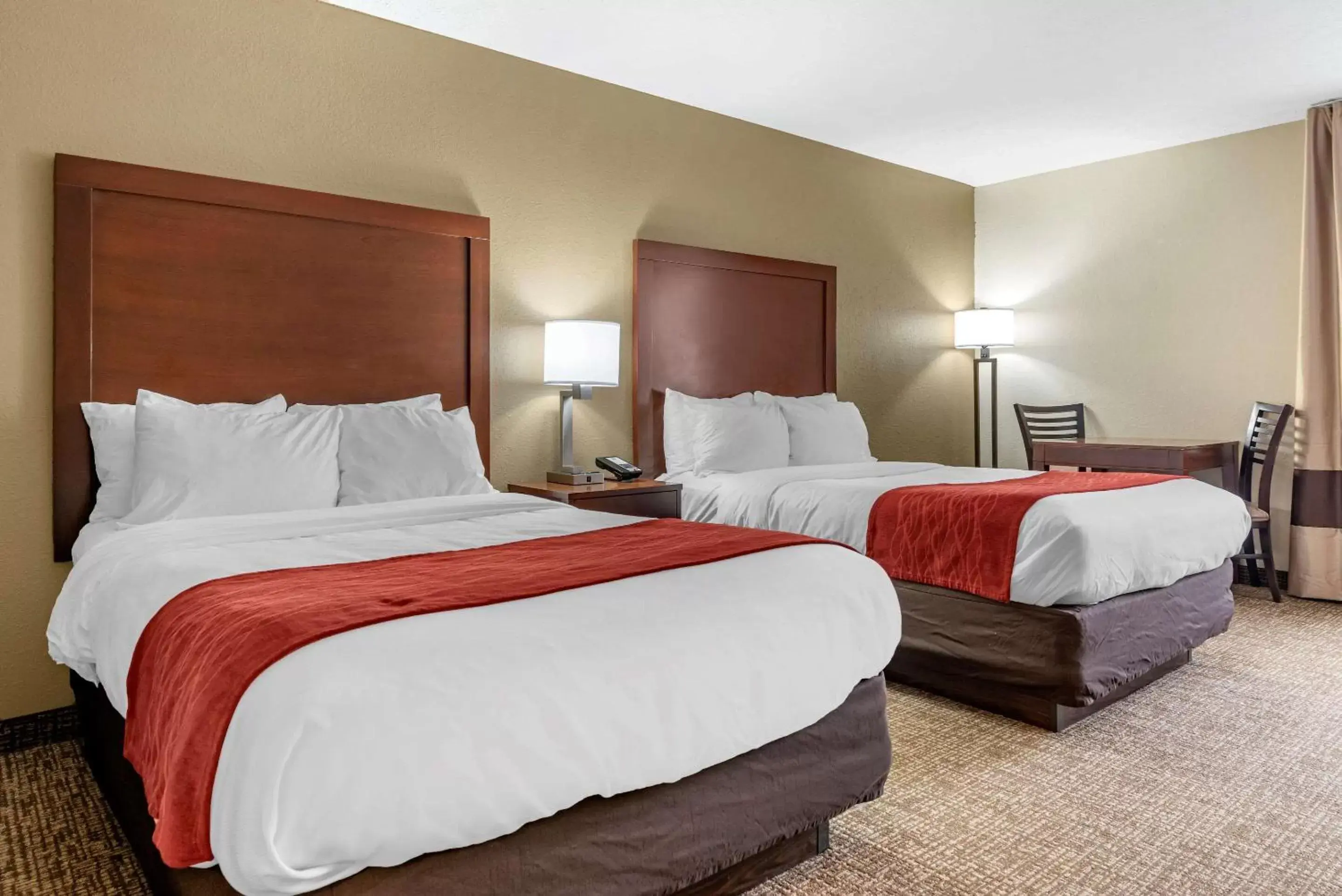 Bed in Comfort Inn & Suites Cincinnati Eastgate