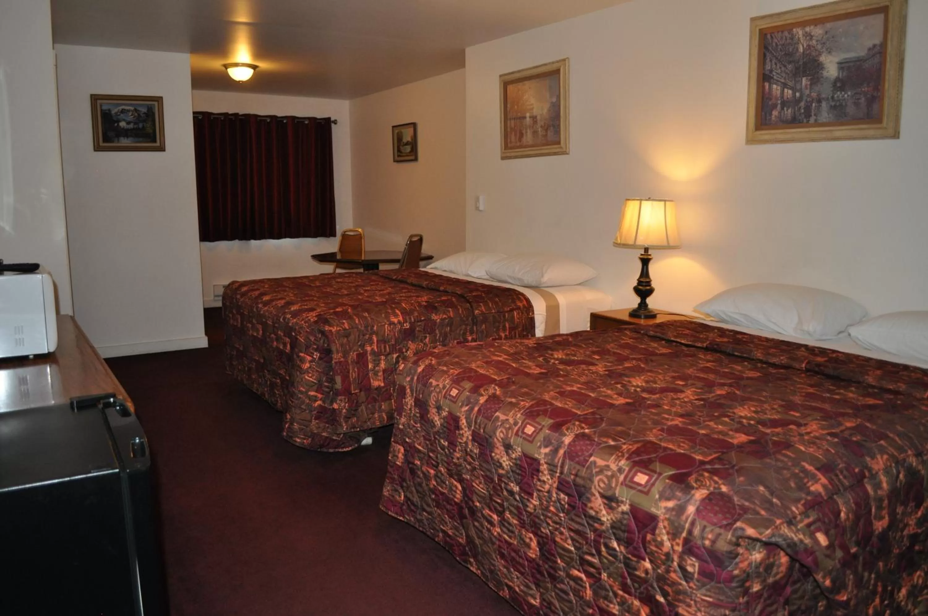 Bed in Golden Lion Motel
