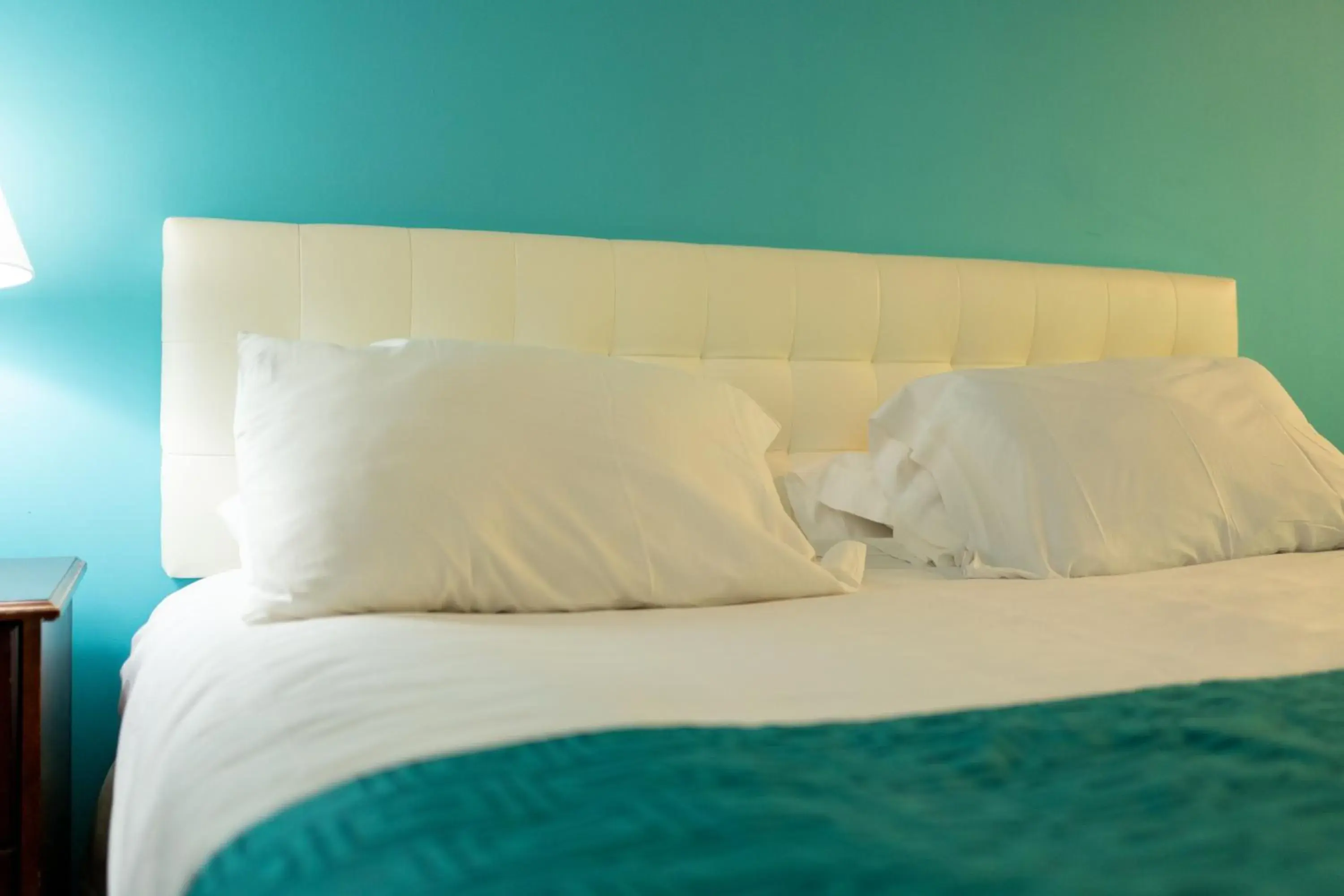 Bed in Howard Johnson by Wyndham Niagara Falls