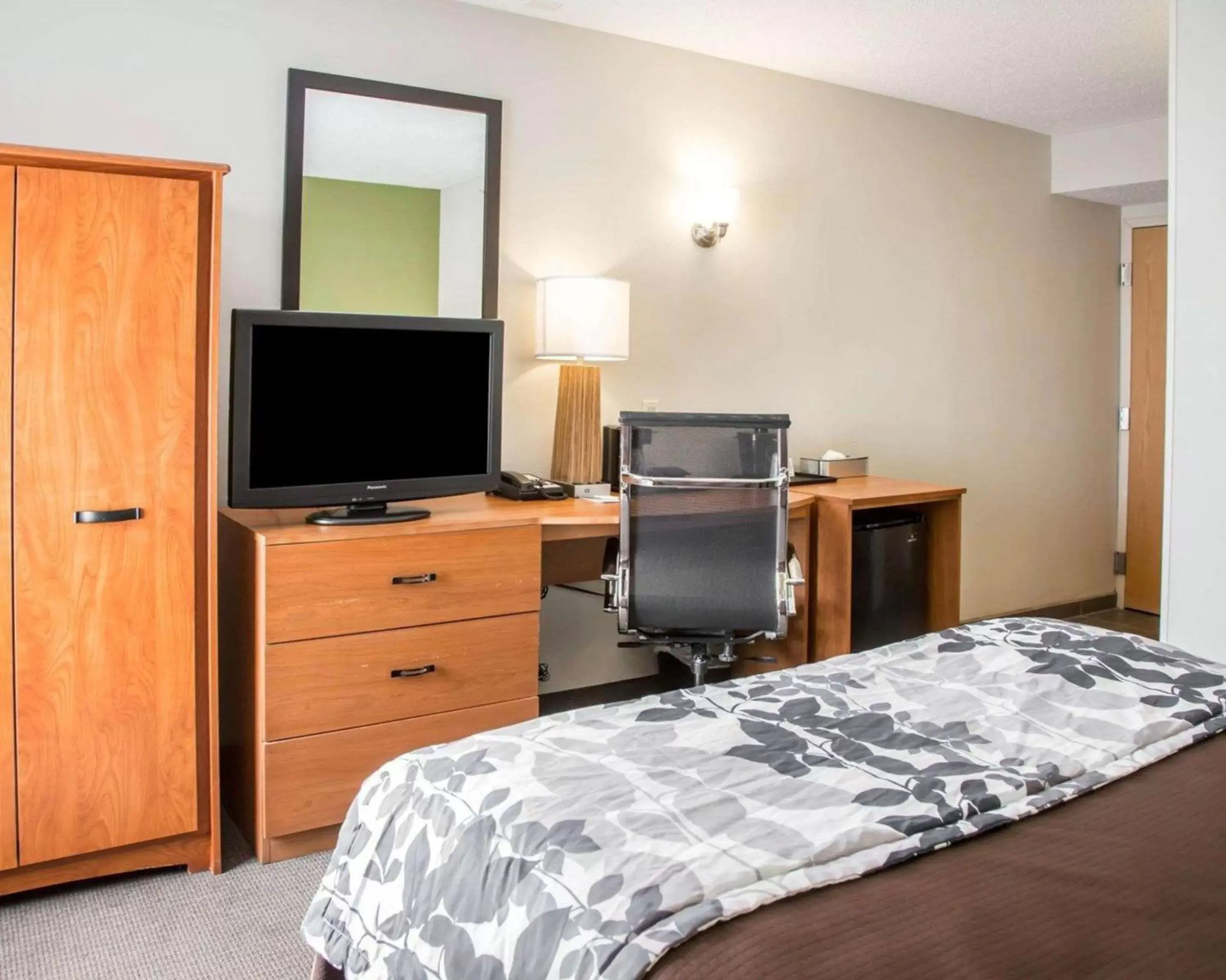 Photo of the whole room, TV/Entertainment Center in Sleep Inn Midway Airport Bedford Park