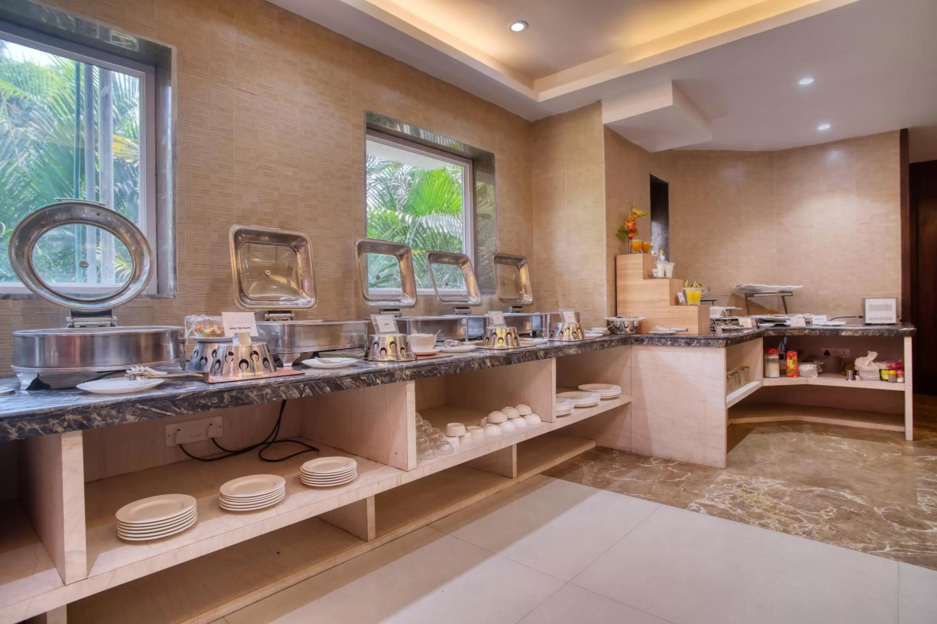 Restaurant/places to eat in Roland Hotel