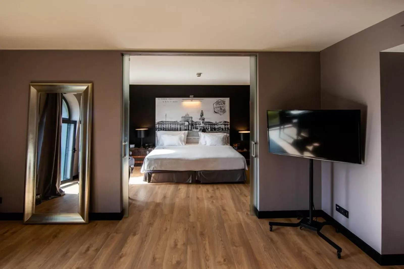Bedroom, TV/Entertainment Center in 138 Liberdade Hotel