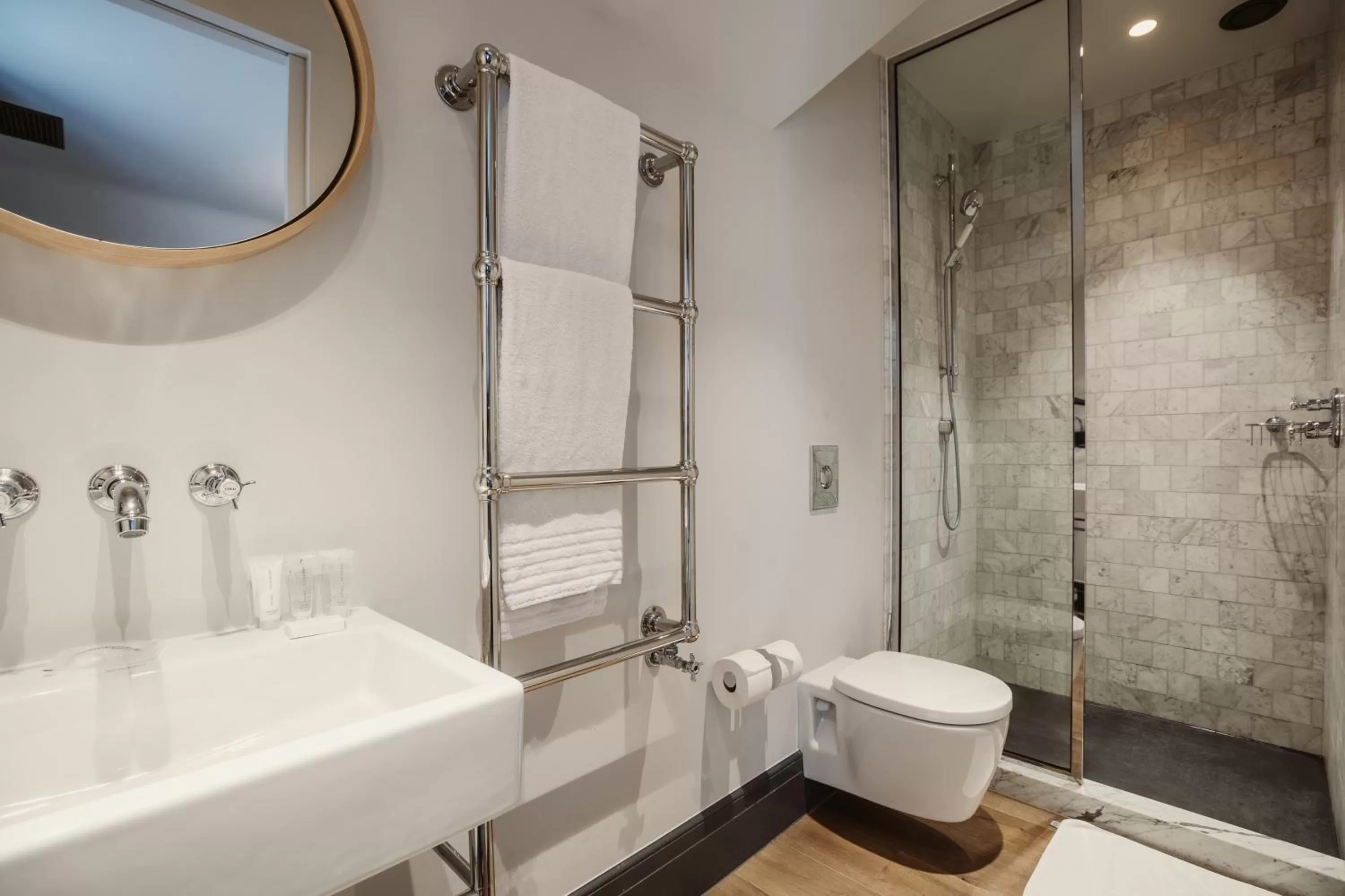 Shower in Auberge du Pêcheur