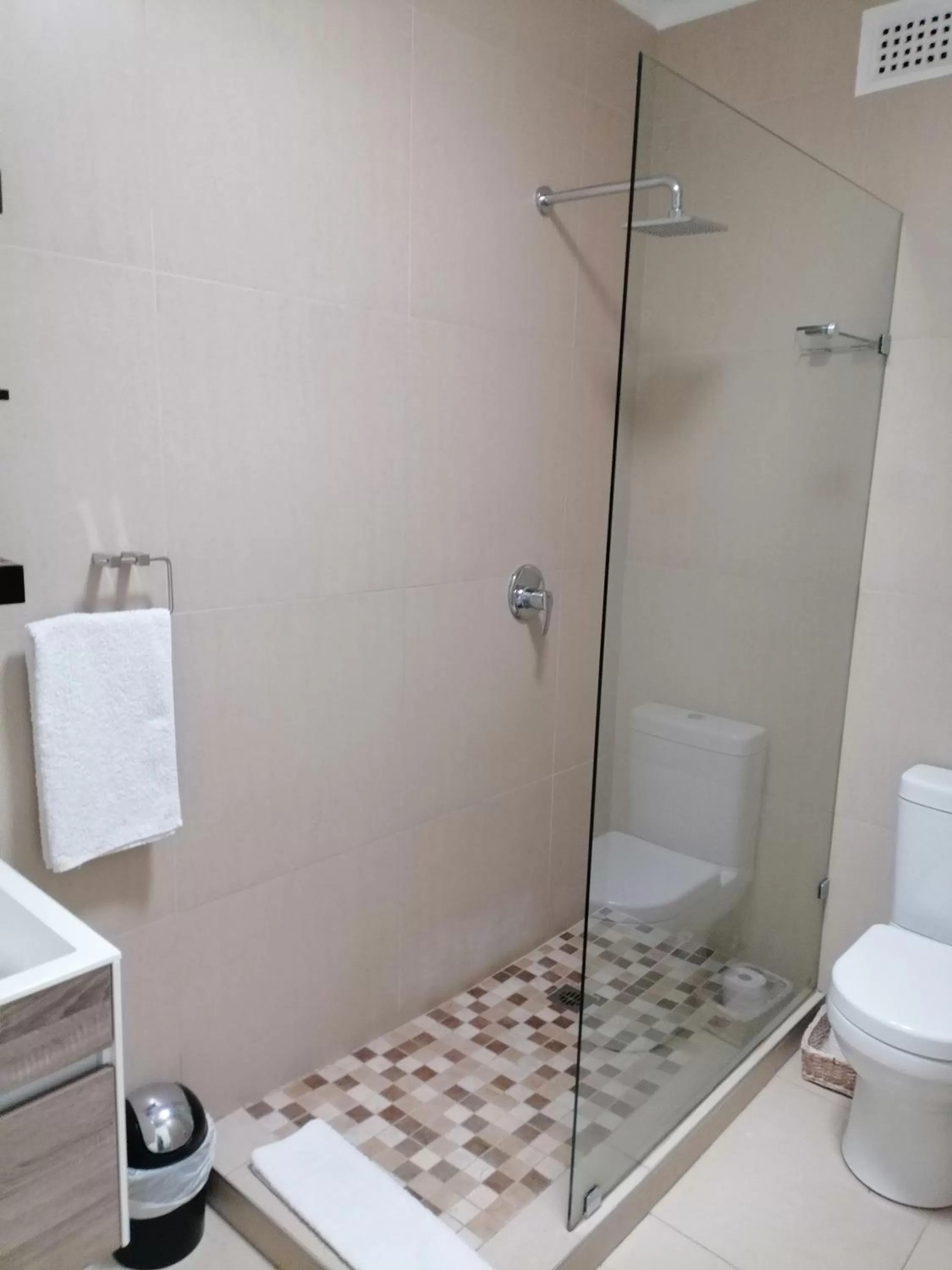 Bathroom in Flamingo Rocks