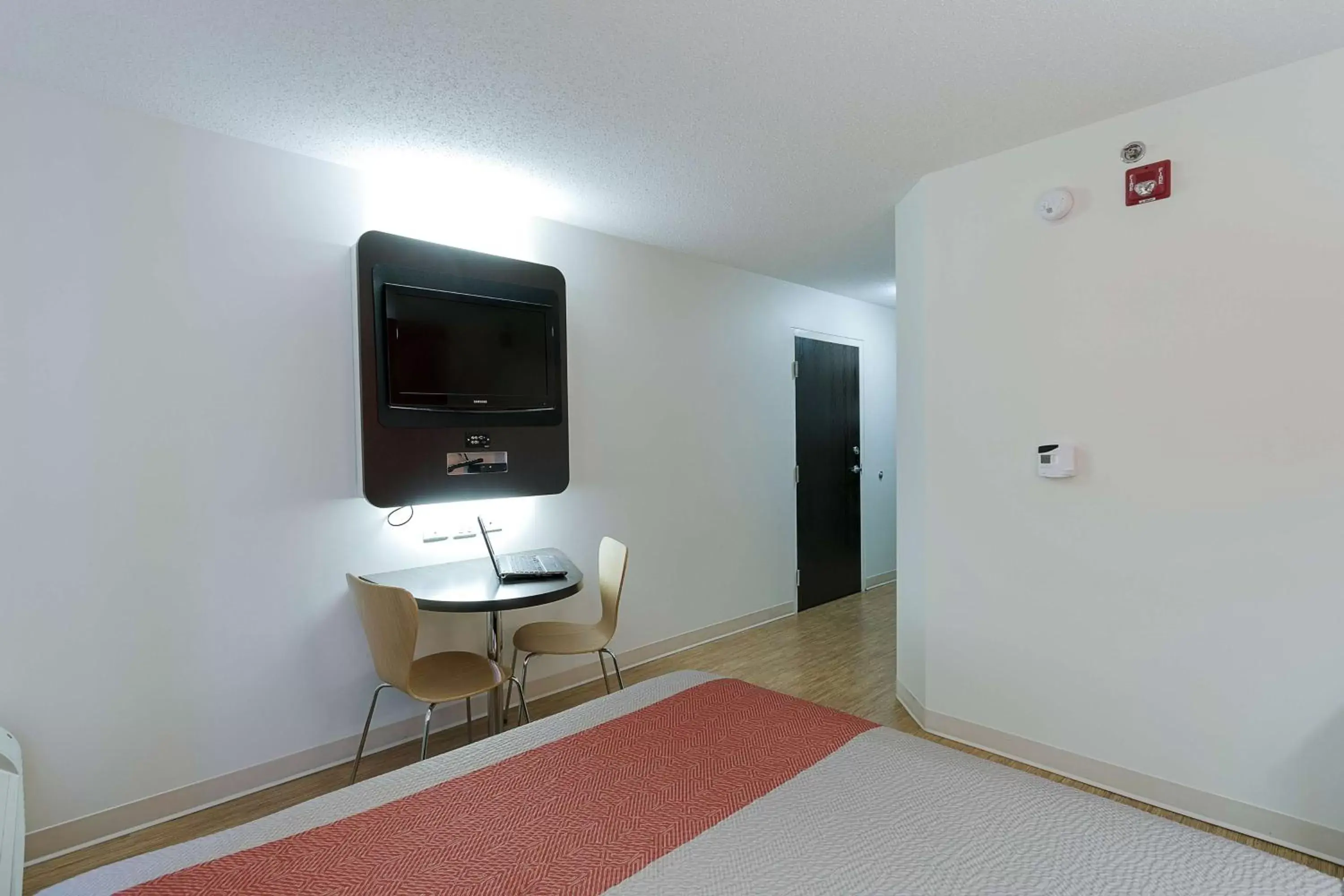 Photo of the whole room, Room Photo in Motel 6-Brandon, MB