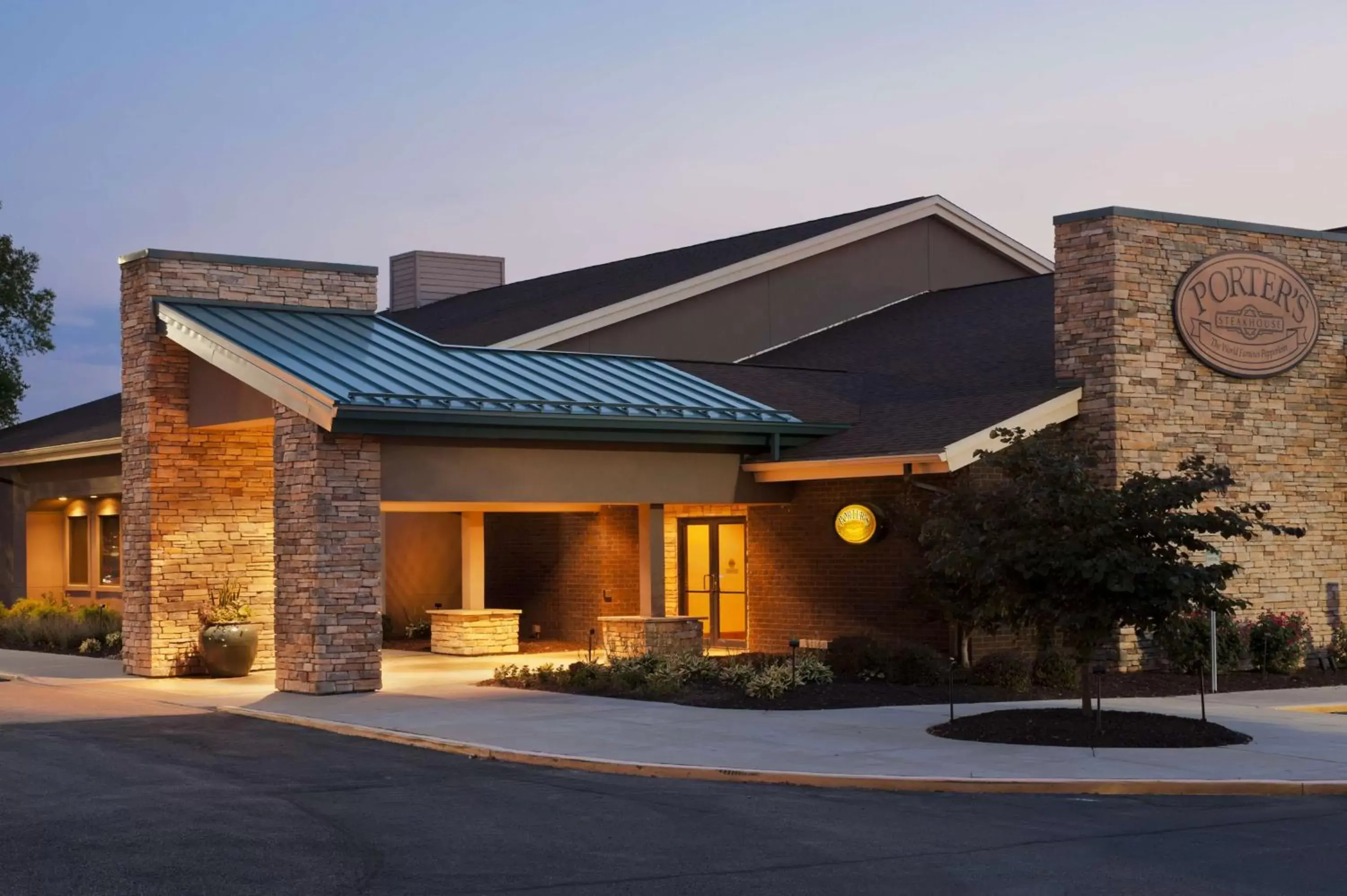Restaurant/places to eat, Property Building in DoubleTree by Hilton Collinsville/St.Louis