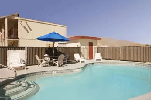 Facade/entrance, Swimming Pool in Americas Best Value Inn - Carson City