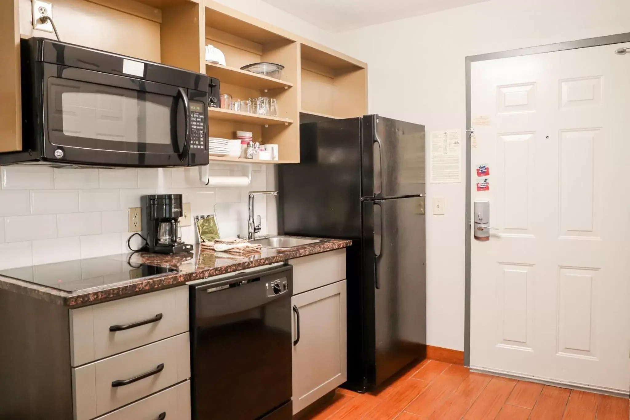 Photo of the whole room, Kitchen/Kitchenette in Candlewood Suites Richmond Airport, an IHG Hotel