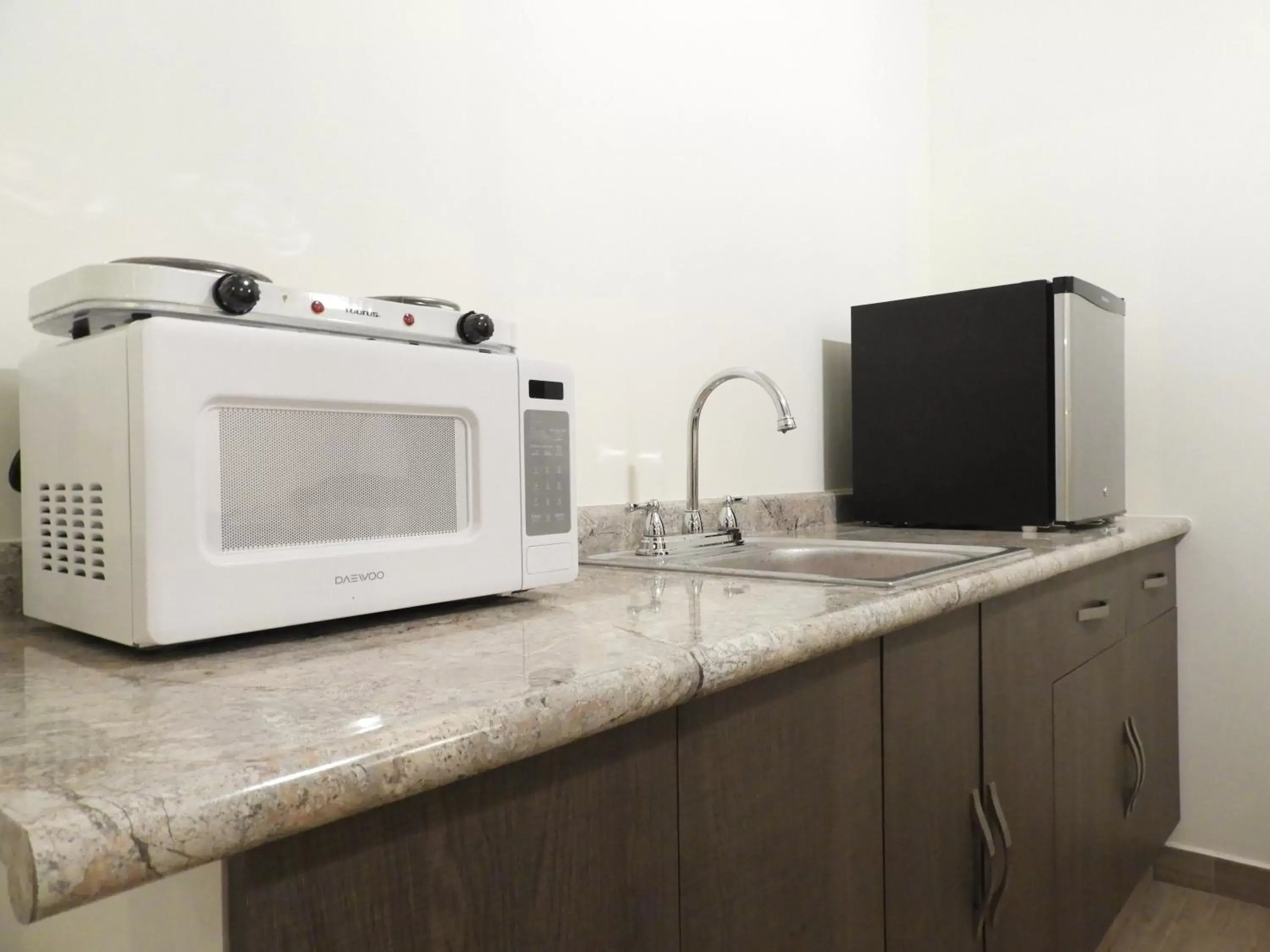 Kitchen or kitchenette, TV/Entertainment Center in Casona San Cayetano Suites & Lofts by Lunian