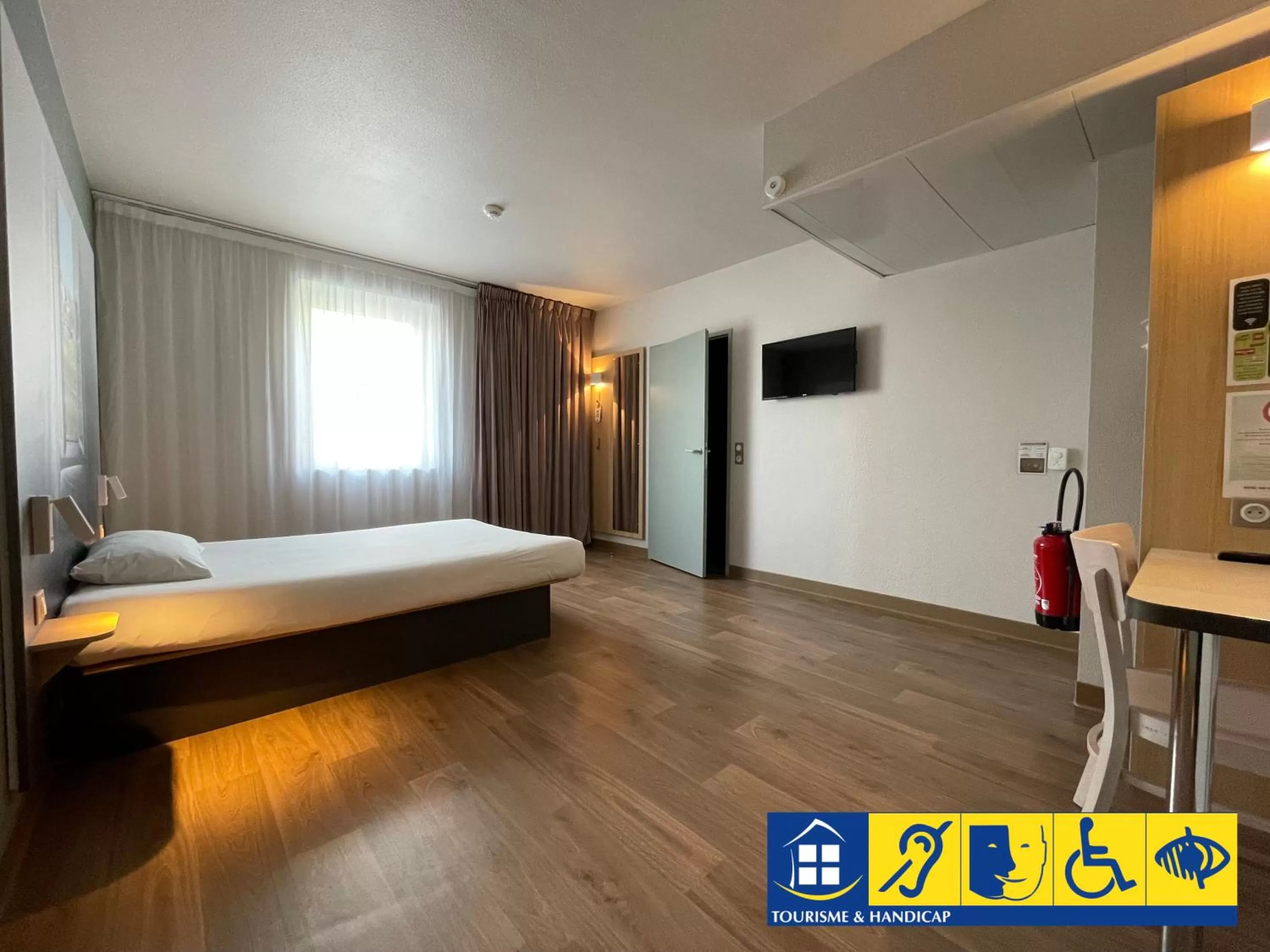 Bedroom, Bed in B&B HOTEL Bordeaux Langon