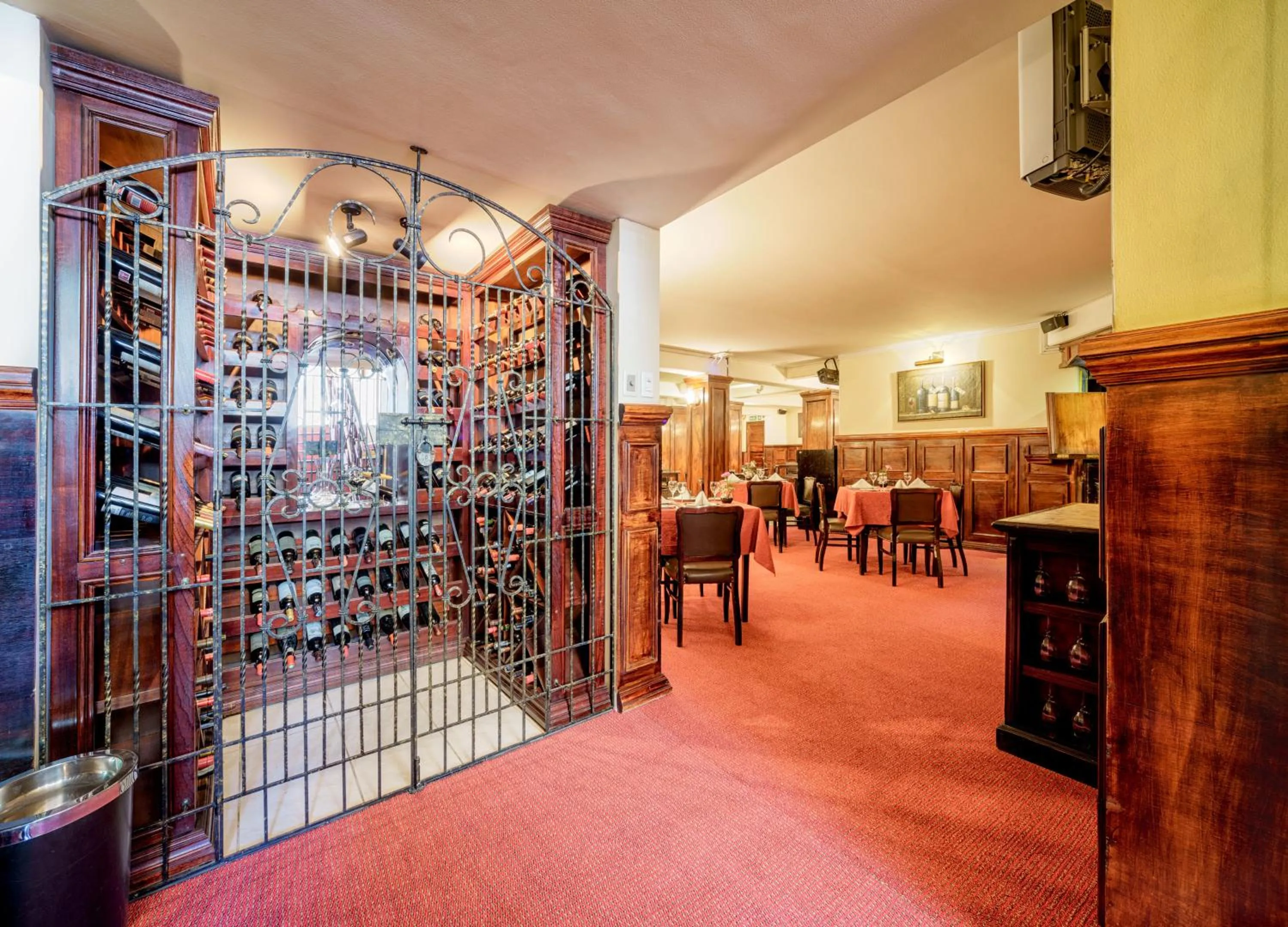 Restaurant/places to eat in Ritz Apart Hotel