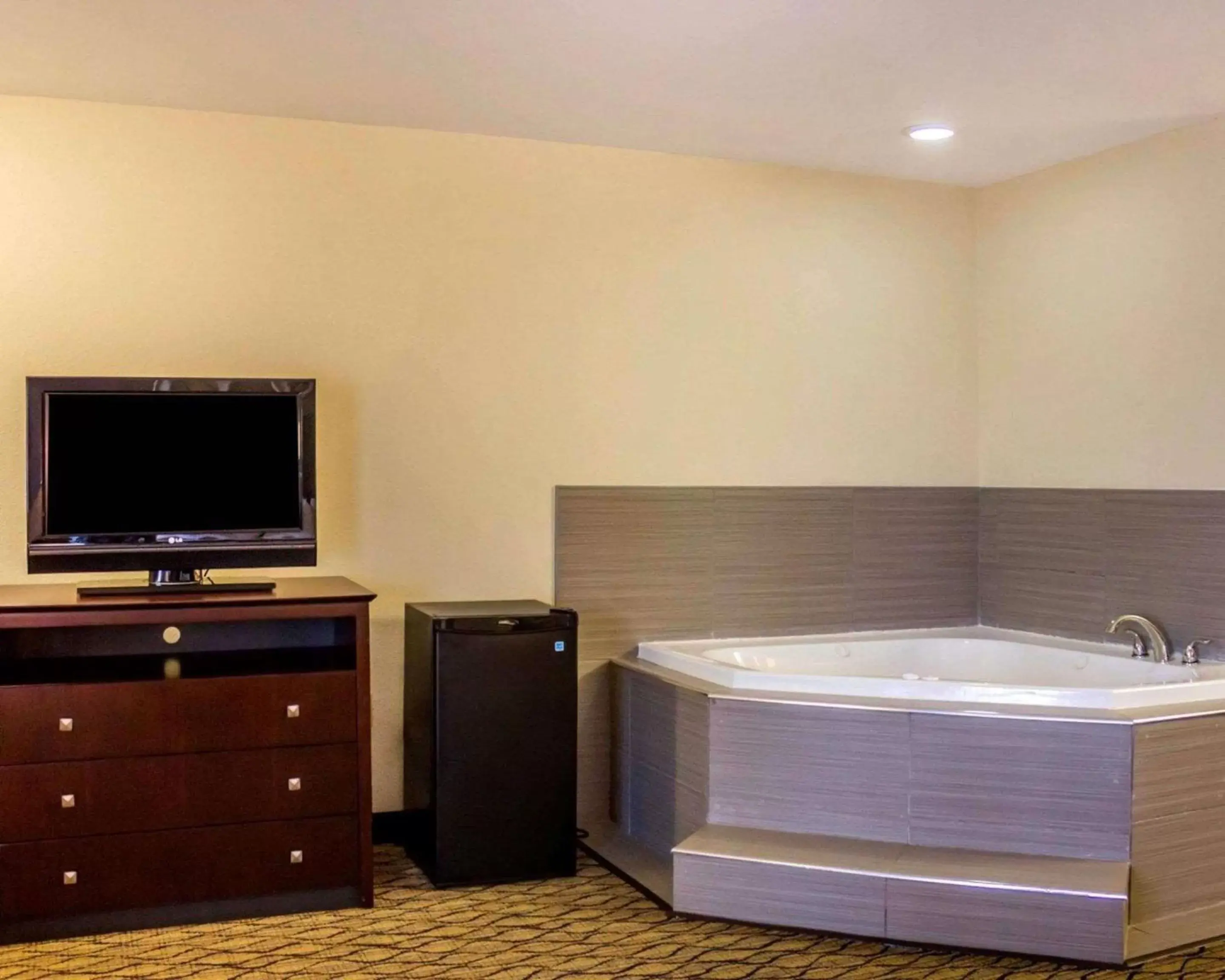 Photo of the whole room, TV/Entertainment Center in Quality Inn Waterbury