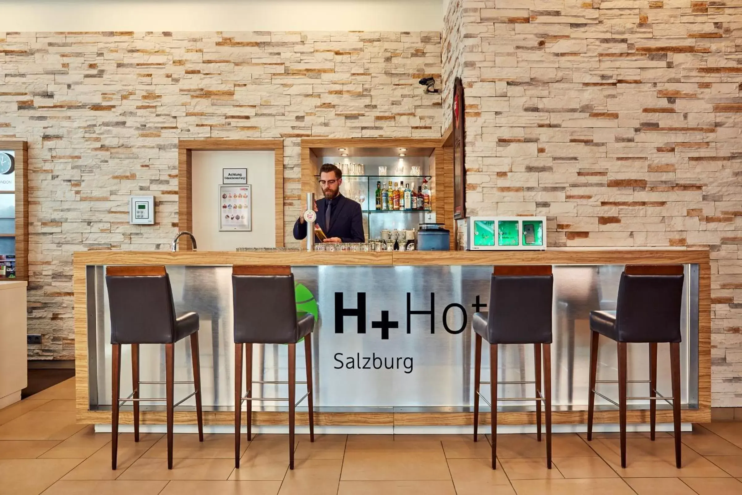 Lounge or bar in H+ Hotel Salzburg