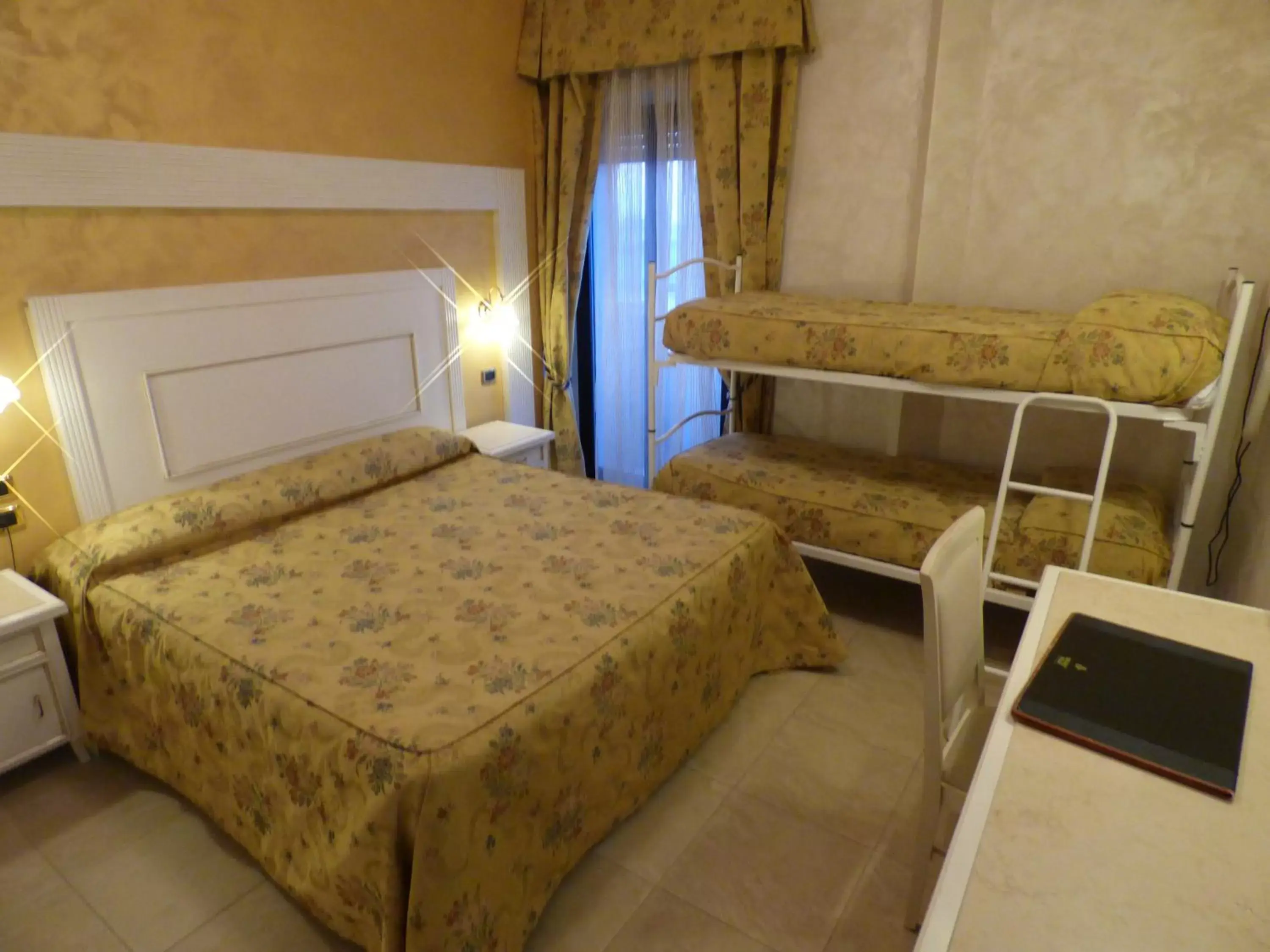 Bedroom, Bed in Hotel Diplomat Palace