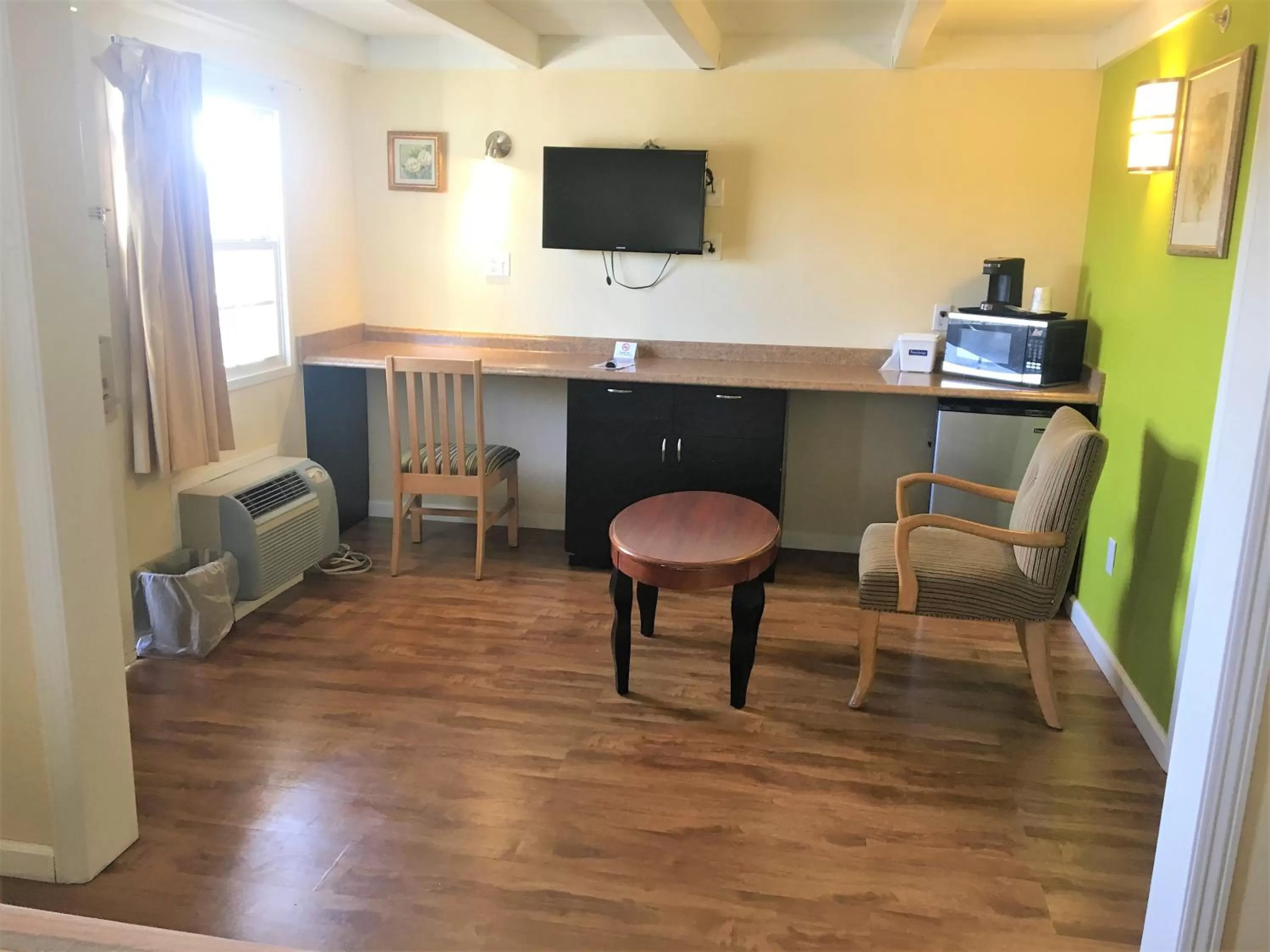 TV and multimedia in Travelodge by Wyndham Fairfield/Napa Valley