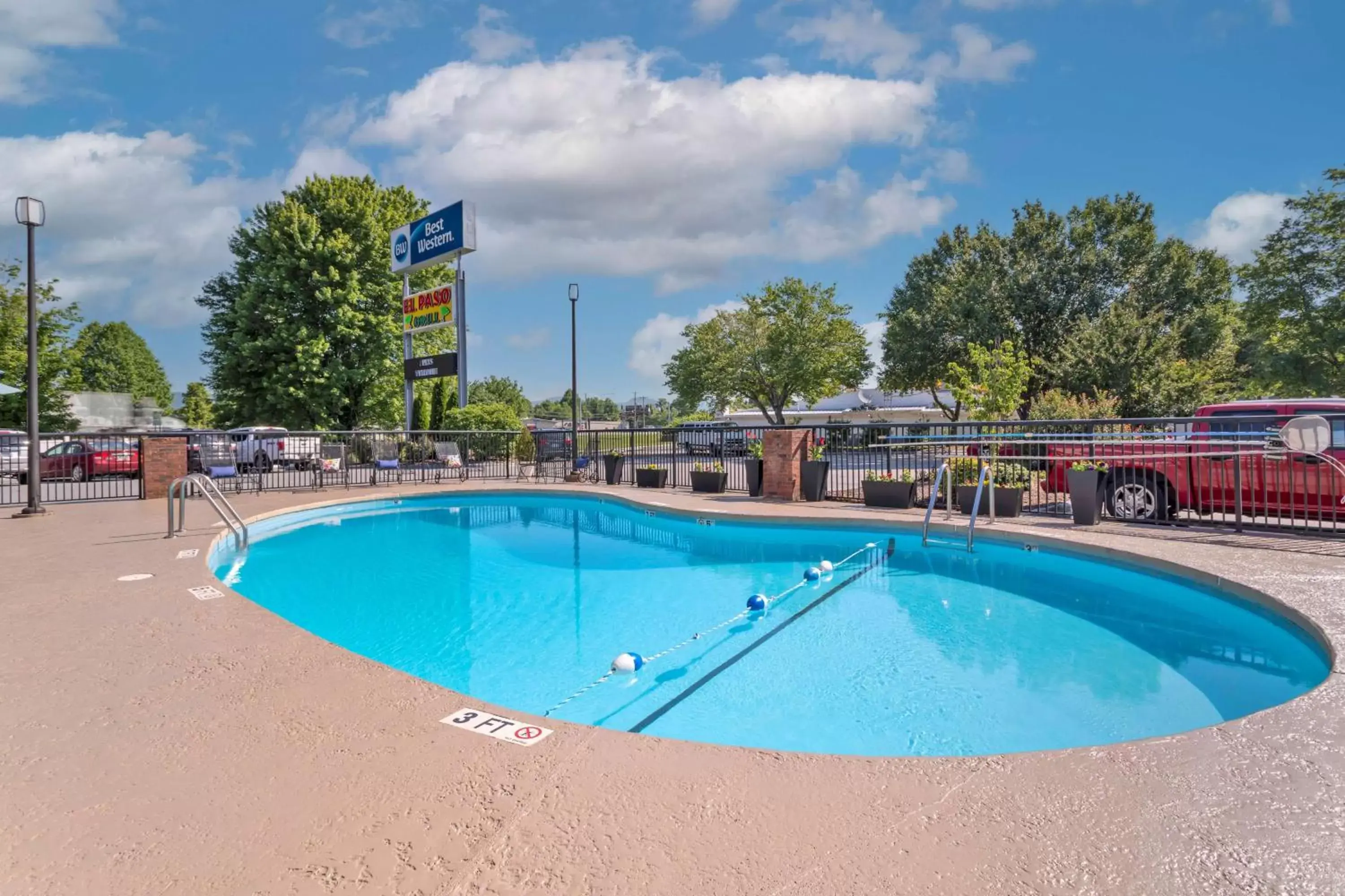 Pool view, Swimming Pool in Best Western Hendersonville Inn