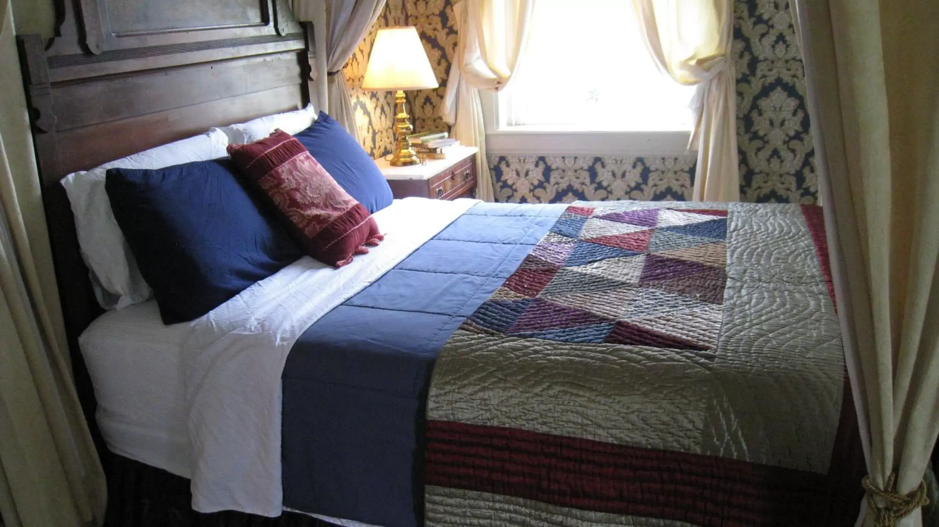 Deluxe Queen Room with Shower in Allegheny Street Bed & Breakfast